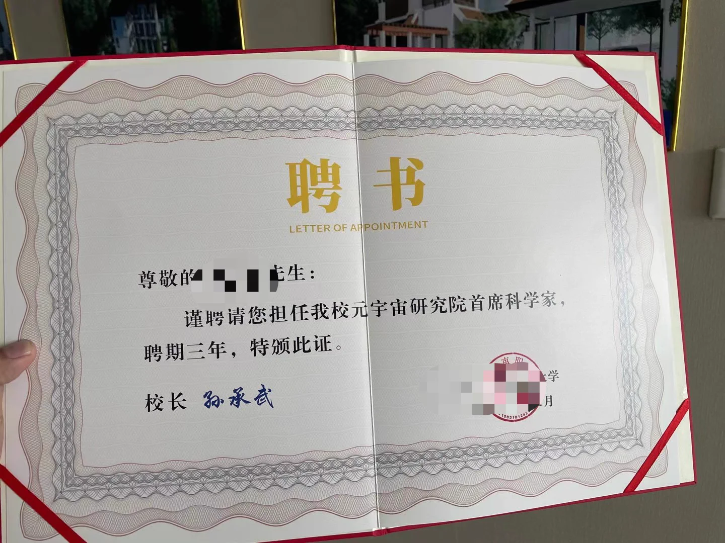 我这个“币圈超强周期交易系统”，如果拿来收费卖钱，至少价值200万RMB里面的个人资产管理方式和心理战术控制，是拿到a10以上的结果悟道之人指导我的。用这套方法，17年我赚了千万，还清债务，买房买车。20年我通过此法又将币圈整体资金翻3倍，投资实体企业和买入纳斯达克100。24年牛市我整体资金又翻5倍，今年继续将资金分批变成纳斯达克100。币圈保留20%左右的资金继续航海。现在市场不明朗，虽然我们看到比特币并没有怎么跌，但是我看到大部分人不仅没赚到钱还亏的很惨，我就在想我应该写一些什么内容来帮助大家，如果我只是把我过往赚钱的币种一晒显然对大家没有任何帮助，保守的投资让大家囤比特币，可是当下去囤比特币收益已经很低了，市场目前可以出大结果的只有两个：meme和合约。我想我可以把在几个大周期拿到结果的核心思路写出来和大家分享，不管是meme还是合约，我认为此策略可以跑赢99%的币圈人，当然因为规避风险，也可能跑输好几个强势币，重点在于拉长时间在一个牛熊周期让自己的资金增长，做时间的朋友，实现财富自由。