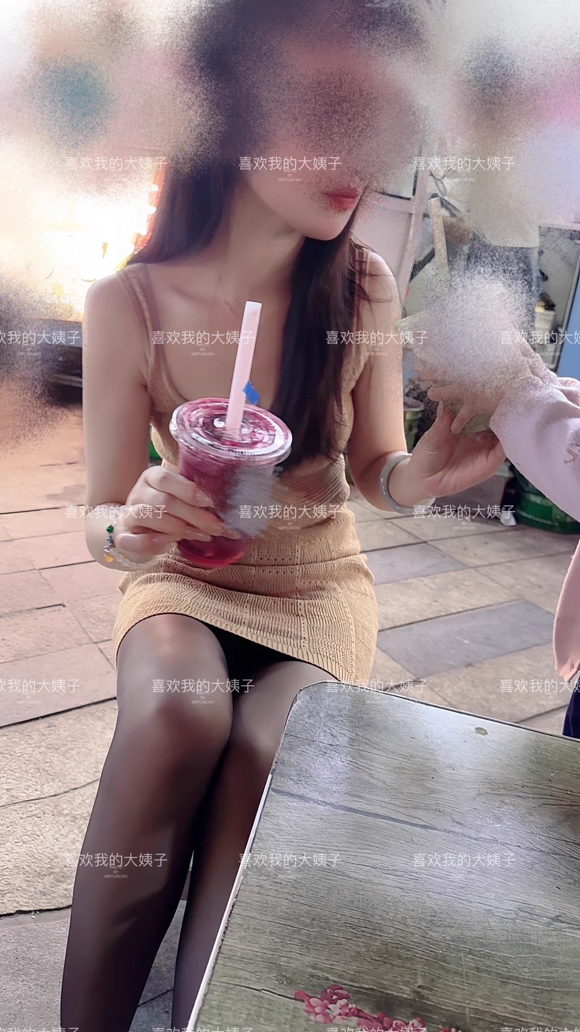 在外面吃小吃呢，今晚没做饭到底是51放假了，外面人好多大姐今天的穿搭一如既往的风骚 https://t.co/JnOYgdACCP