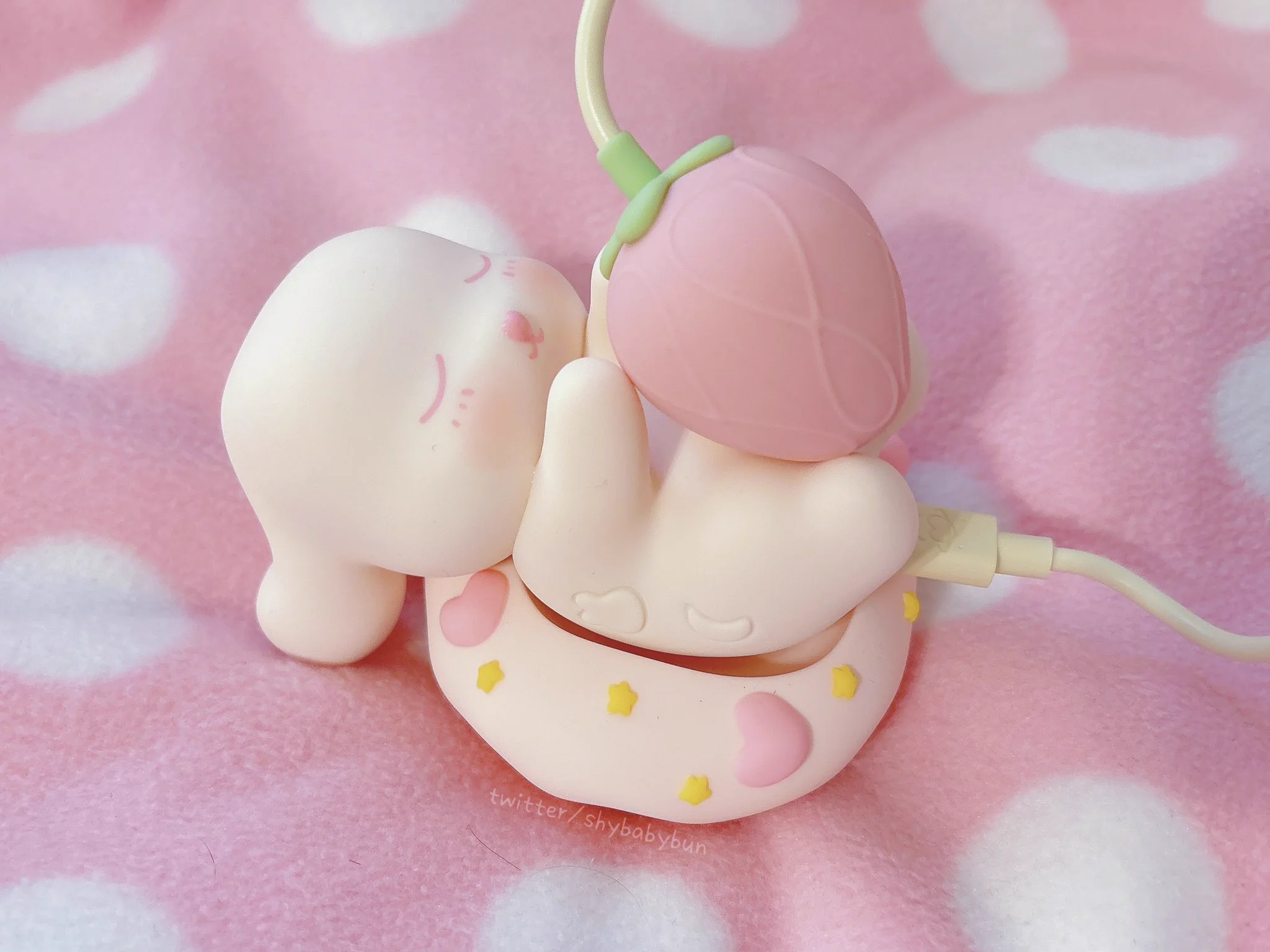 🎀 showing off my girl gadgets 🍓 https://t.co/ms435BfHEj