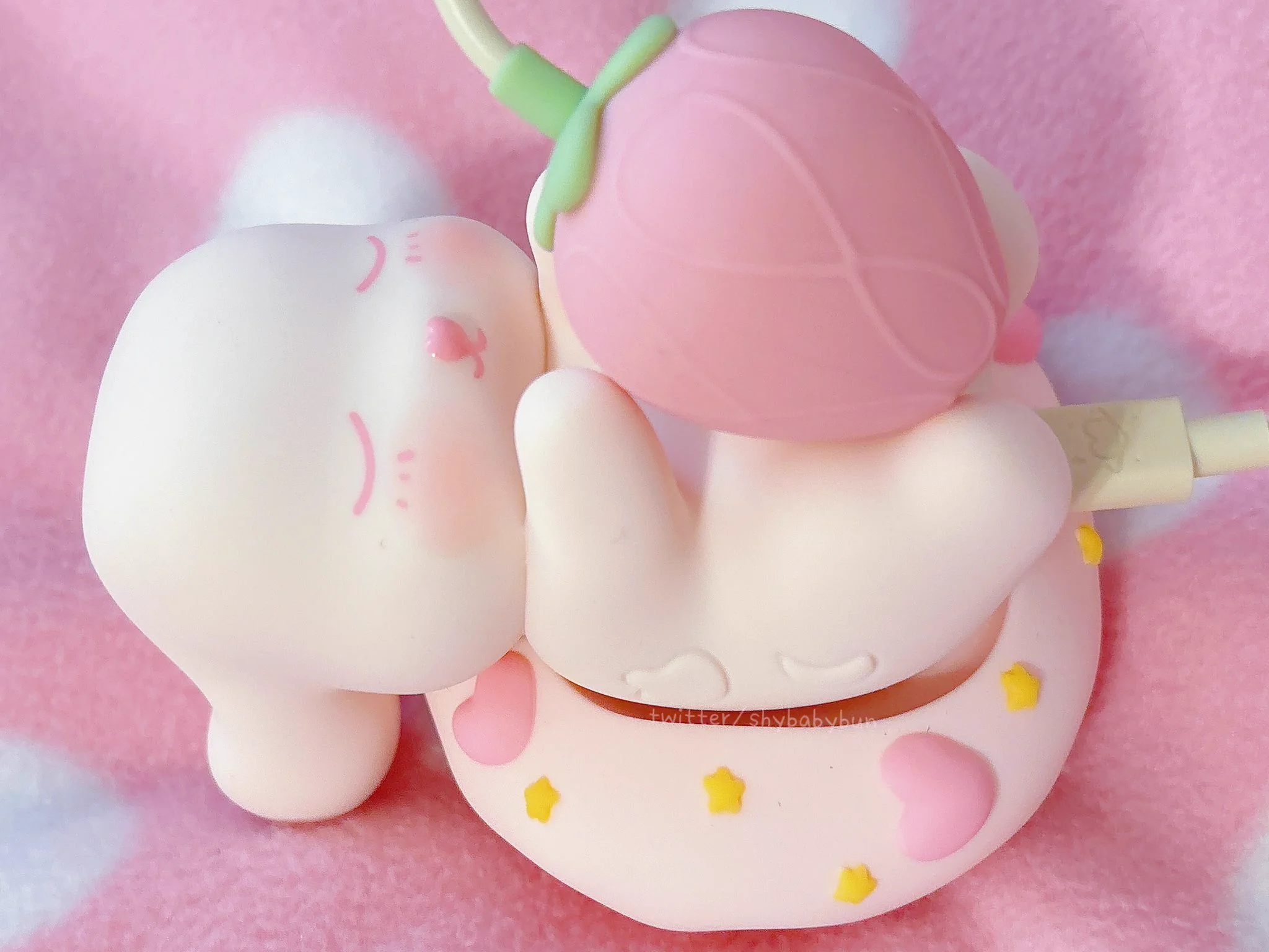🎀 showing off my girl gadgets 🍓 https://t.co/ms435BfHEj