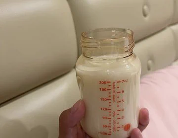 总是有粉丝私信丁丁姐，问丁丁的奶卖不卖？丁丁的奶可不是商品哦，不卖的，但可以送！有谁想收到丁丁姐的鲜奶？想要的评论区留言，我抽出一个粉丝来送。。。😘 https://t.co/PQyiFEpbOQ