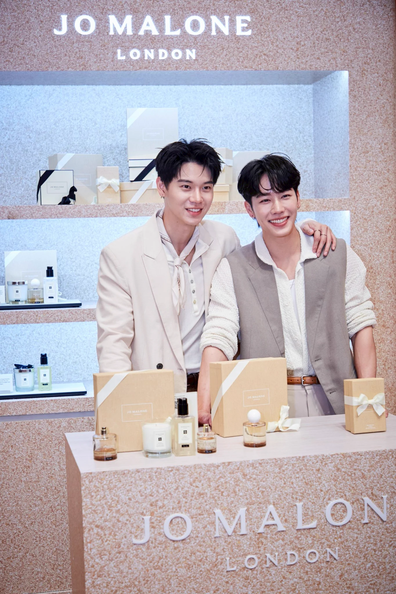 รวมภาพ หยิ่น-วอร์ ที่มาร่วมสัมผัสกับกลิ่นหอมใหม่จาก Jo Malone London Beach Blossom ที่เซ็นทรัลชิดลม 💕 ใครอยากมาสนุกกับกิจกรรมดีๆ ในครั้งต่อๆ ไป อย่าลืมกดฟอลกันไว้รออัพเดตนะคะ⁣YinWar with Central Chidlom#CentralChidlom#JoMalone#yinyin_anw#warwanarat#หยิ่นวอร์ https://t.co/U3aNv9zuSj