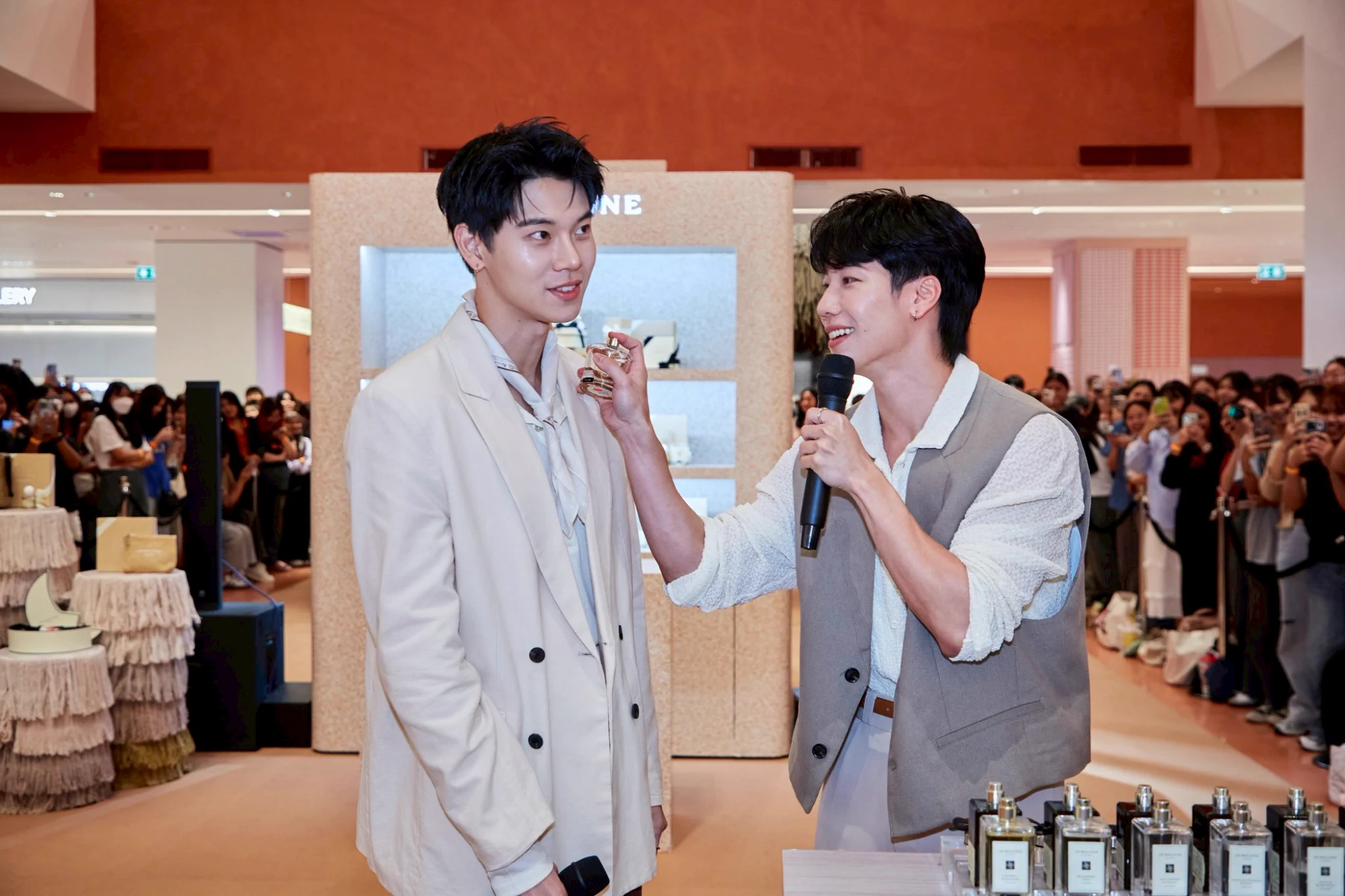 รวมภาพ หยิ่น-วอร์ ที่มาร่วมสัมผัสกับกลิ่นหอมใหม่จาก Jo Malone London Beach Blossom ที่เซ็นทรัลชิดลม 💕 ใครอยากมาสนุกกับกิจกรรมดีๆ ในครั้งต่อๆ ไป อย่าลืมกดฟอลกันไว้รออัพเดตนะคะ⁣YinWar with Central Chidlom#CentralChidlom#JoMalone#yinyin_anw#warwanarat#หยิ่นวอร์ https://t.co/U3aNv9zuSj
