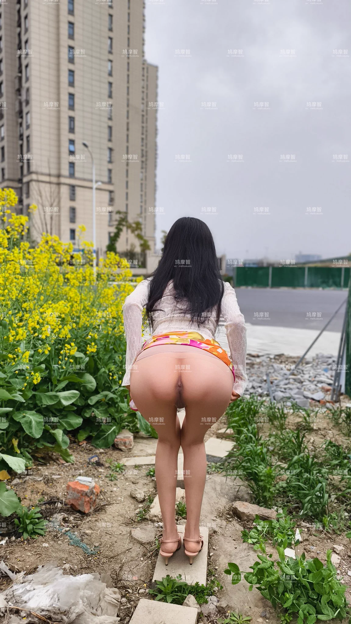 老婆走农村姑父家串门，坐下来的时候她的姑父我发现一直偷瞄裙子，我让她别动，我来换个视角看看，结果是骚逼一览无余，干脆出来拍一组，看看姑父刷推能不能记得你的侄女这身衣服啊😂😂😂 https://t.co/tvBNKeUM28