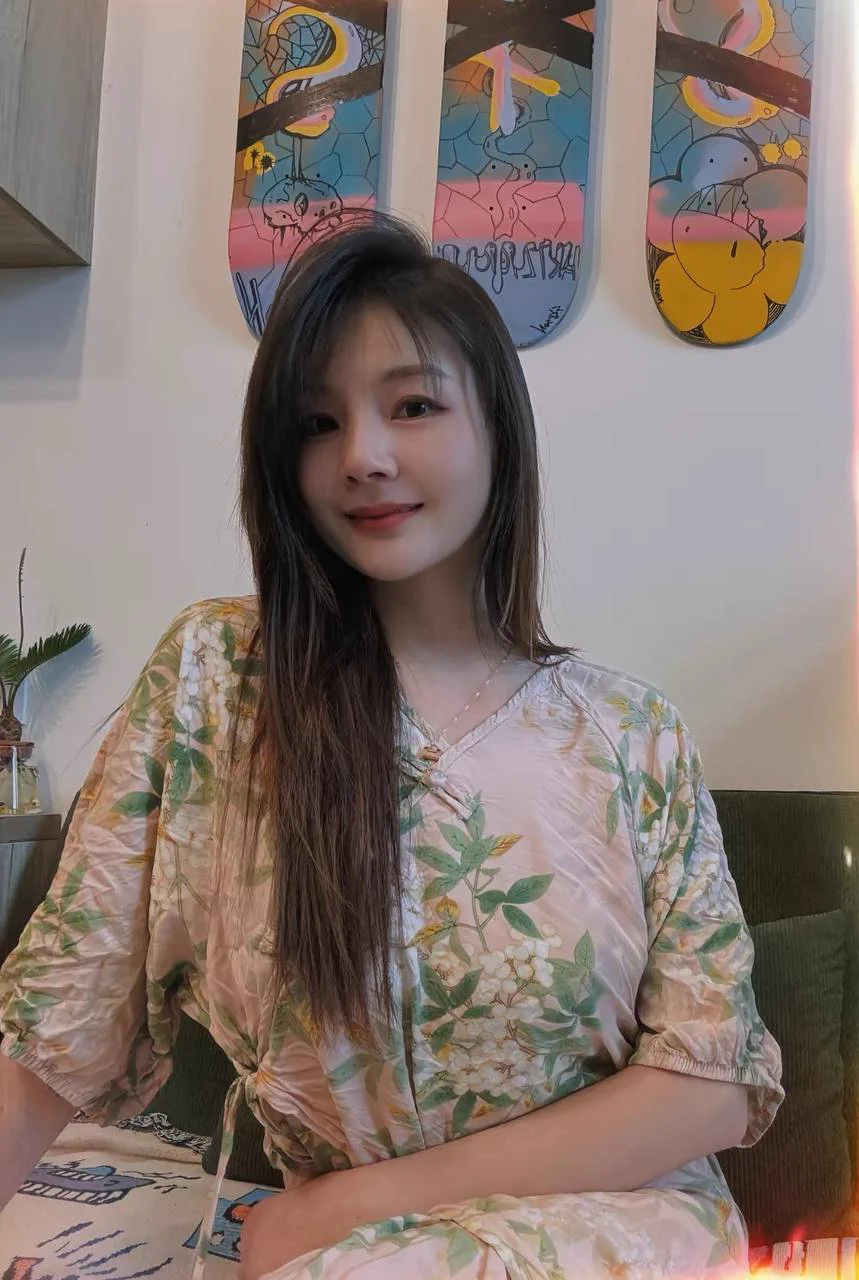 注意看 这个女人叫小丁 她正在发一张新自拍 https://t.co/VLPVdSyz5H