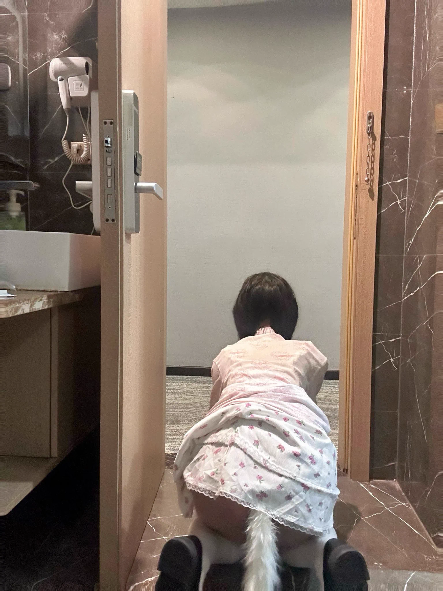 过南京的时候特意找了家能送外卖上来的酒店结果外卖小哥打电话说赶时间麻烦我下去前台拿…我做了好长时间的心理建设@luchu888 https://t.co/YhR99XjLGV