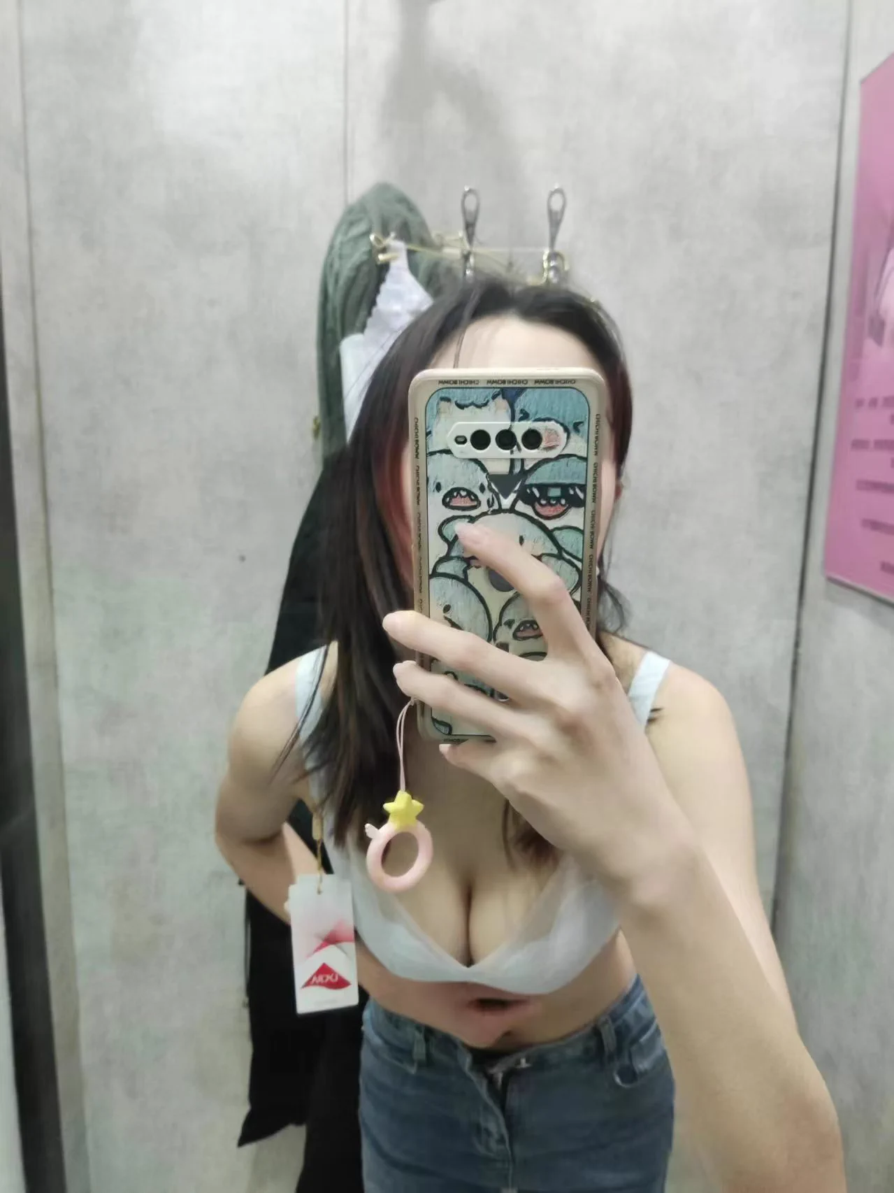 睡不着，翻旧手机看到这照片，回忆了半天才想起了这是前些年勾引炮友时候拍的。那时候我都穿运动服，没人知道我胸大腰细，给炮友（那时候还不是）发了这张照片，还很绿茶的说，我觉得我胸不大，你说呢？没有不偷腥的男的，没聊两天他就给我发🐦照要约我了。 https://t.co/GNaJKIcAuV