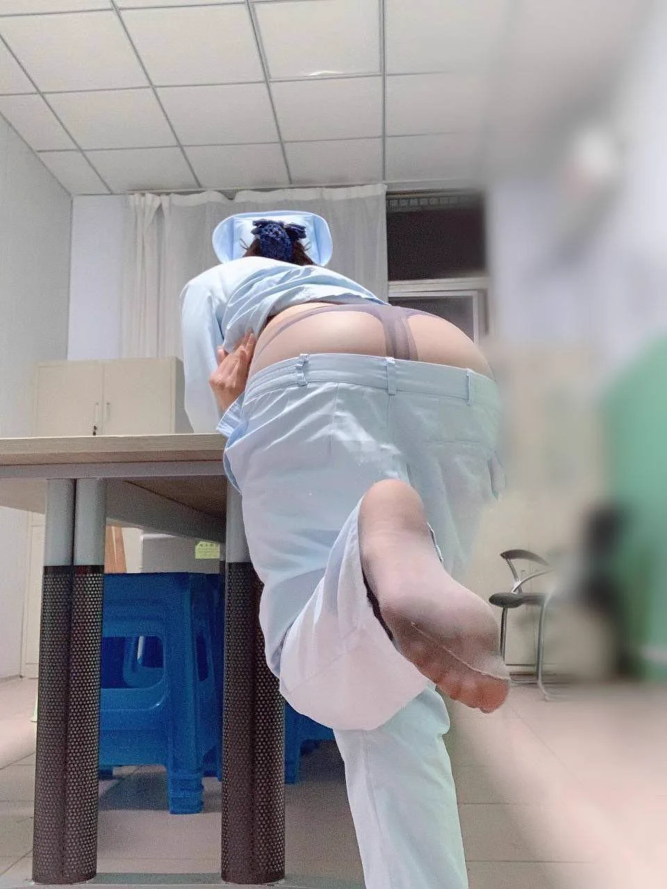 晚上加班真的好无聊，一个人寻乐子总觉得怪怪的，玩露出觉得新鲜但缺乏刺激感…要是有个人能陪我就好了，让你品尝护士丝足的美味，或者做点更羞涩的事…有没有想来报名的呢？（线下仅限同城） https://t.co/dqpXvmC4rf
