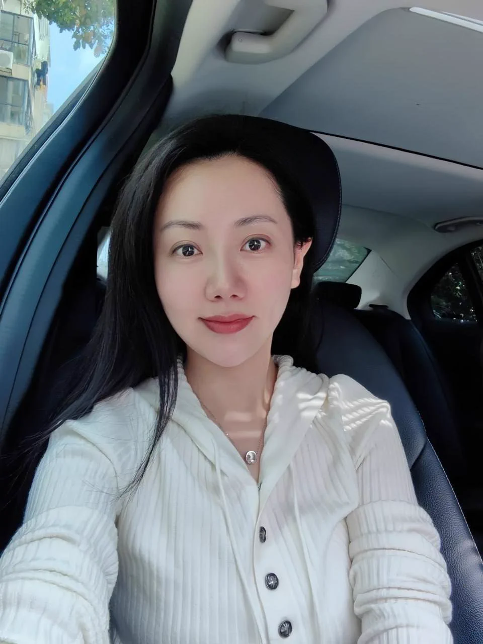 中午吃饭时间约个粉丝见面，半推半就的被他拉进酒店，第一次啪完就有点后悔了…感觉他的节奏和做爱幅度浇不灭我心中的欲火，讲了那么多淫语都没让他给出我想要的力度…真的很想约一场酣畅淋漓的性爱，不求一次喂饱，只要短暂的满足即可，想报名的私信～ https://t.co/SIX7osIJx4