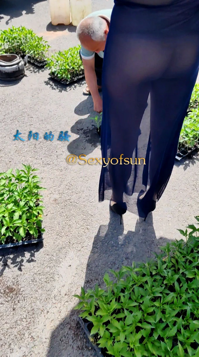 难得的好天气带爱妻买几棵小菜苗，这么穿着给大爷看到好像不太合适。。。。下回必须去掉罩罩！！！ #淫妻 #露出投稿：@luchu888 https://t.co/g9o9lIr4h9