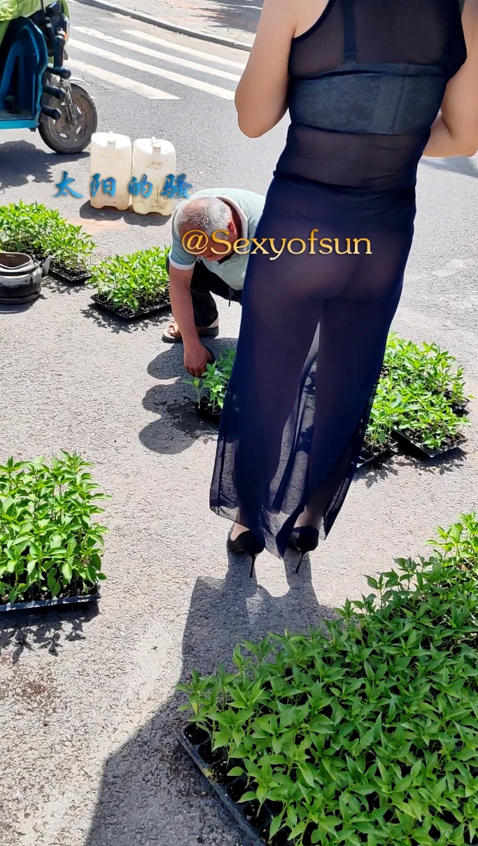 难得的好天气带爱妻买几棵小菜苗，这么穿着给大爷看到好像不太合适。。。。下回必须去掉罩罩！！！ #淫妻 #露出投稿：@luchu888 https://t.co/g9o9lIr4h9