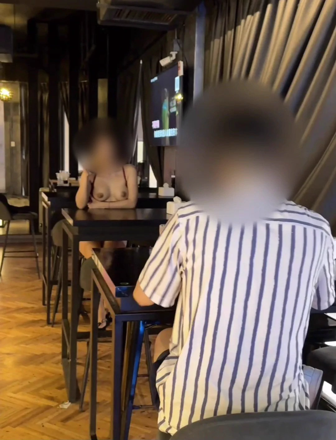 我把奶掏給陌生人看，讓他硬著坐在那邊不敢動，我反而越來越興奮，內褲都濕了。@KawasawaSen@ToBulma @ToBulaer @BulmaList https://t.co/S83ba1gdLM