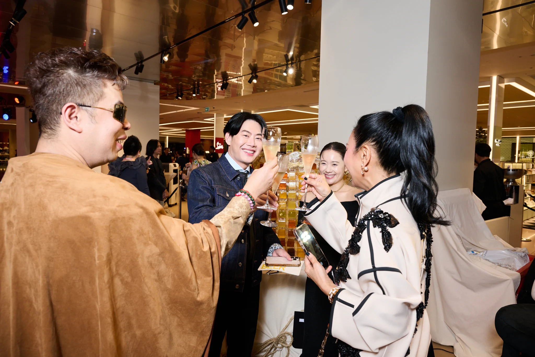 รวมภาพบรรยากาศแห่งความประทับใจในงาน Luxe Night Out ที่เซ็นทรัลชิดลม ✨⁣#CentralLuxeNightOut#LuxeGalerie#CentralChidlom https://t.co/259aceYOlU