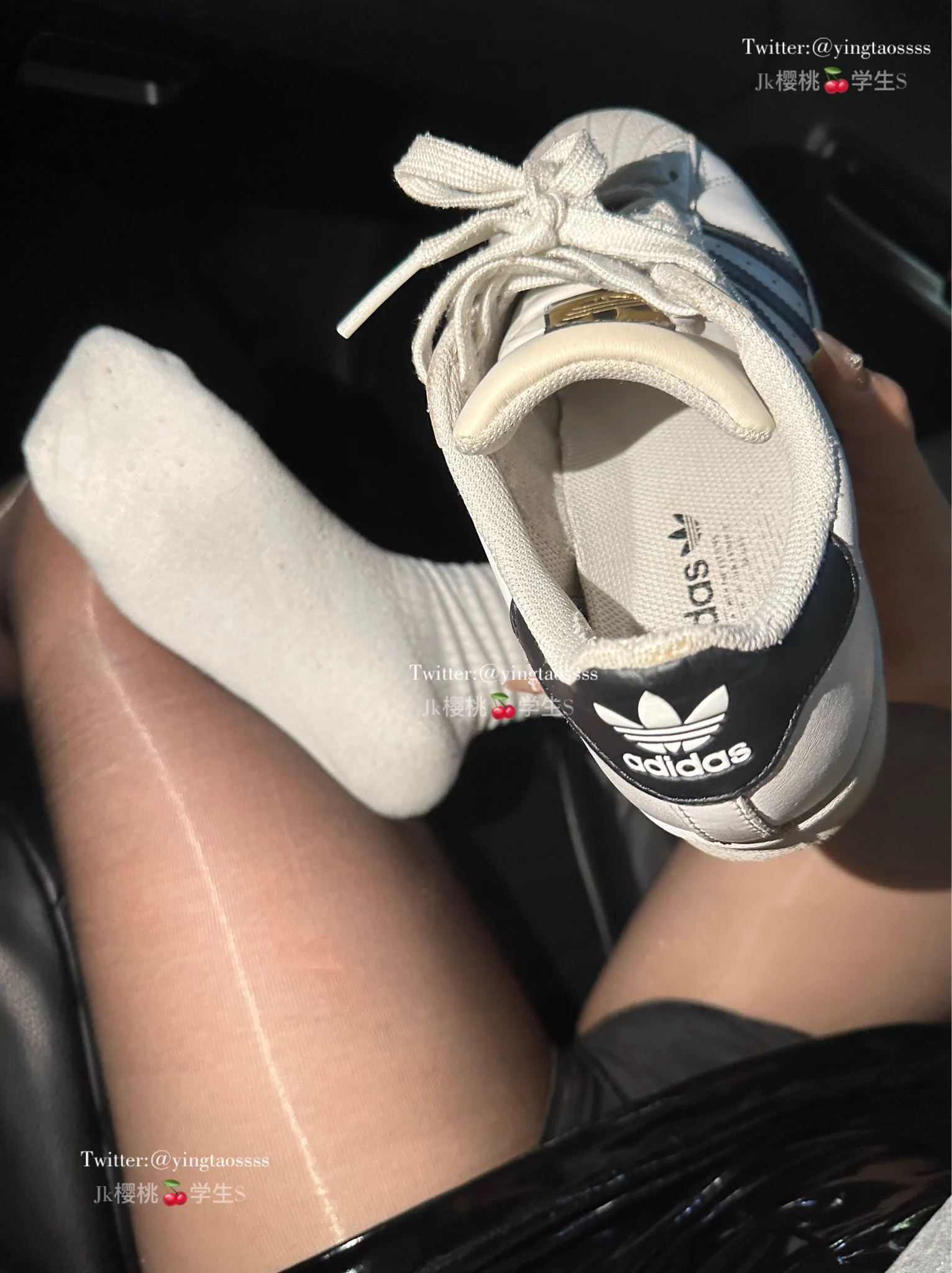打了个滴滴车🚗，跟司机说下雨🌧️鞋子湿了，就把鞋子脱了，还脱了臭棉袜，一股酸臭味，不知道把白棉袜袜🧦丢这司机会不会偷偷闻(关注➕转发➕评论➕点赞抽一个送部分照片)@Xiaoxiaofoer@ToukaYuan @MitsumeDoji https://t.co/Y3ljmnbGdJ