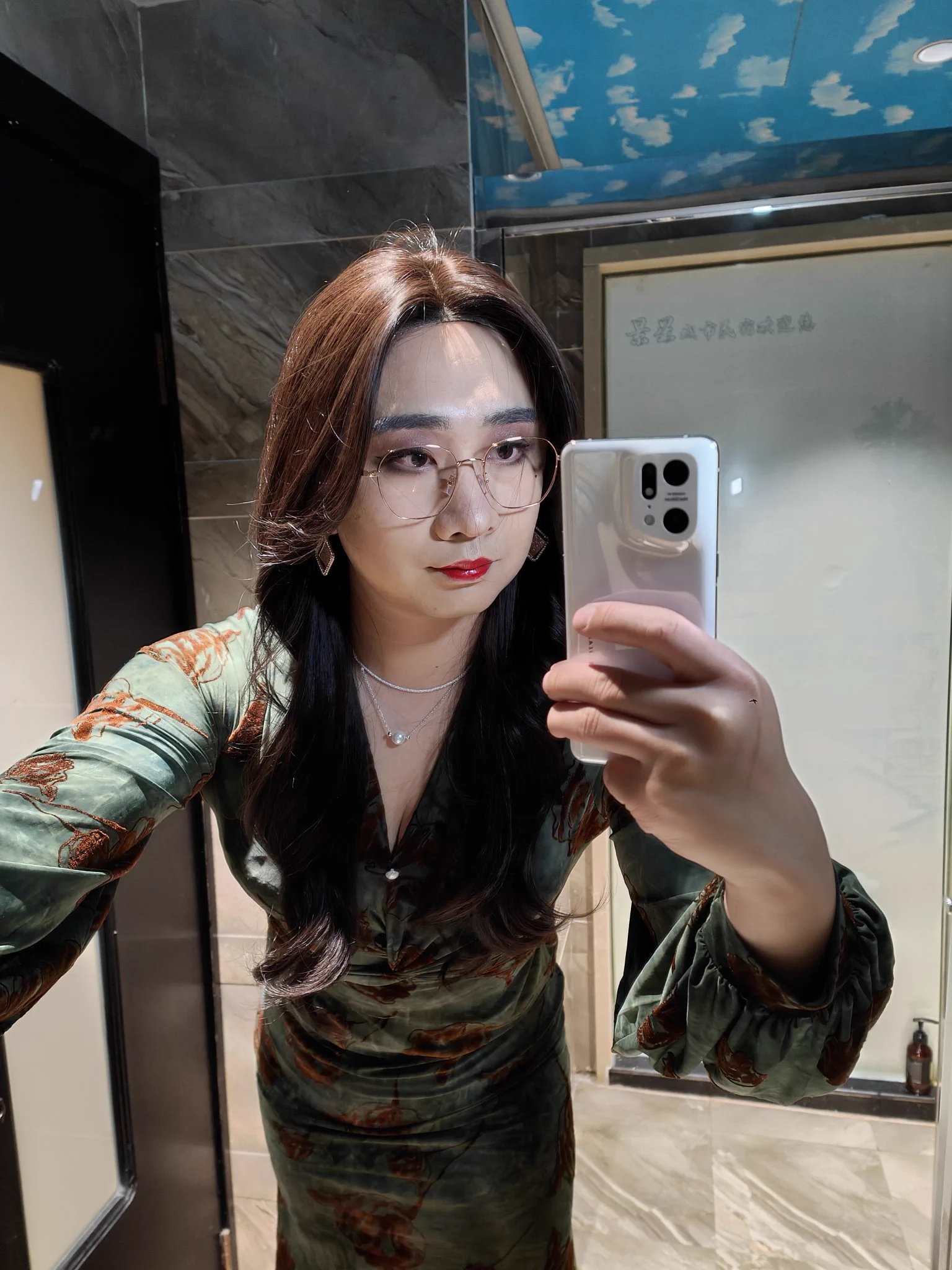 感觉自己的化妆技术有些许的进步啊，等找一天晚上出门溜达溜达。#杭州cd #伪娘的日常 #女装男子 #伪娘 #杭州 https://t.co/SZkXCzSFvg