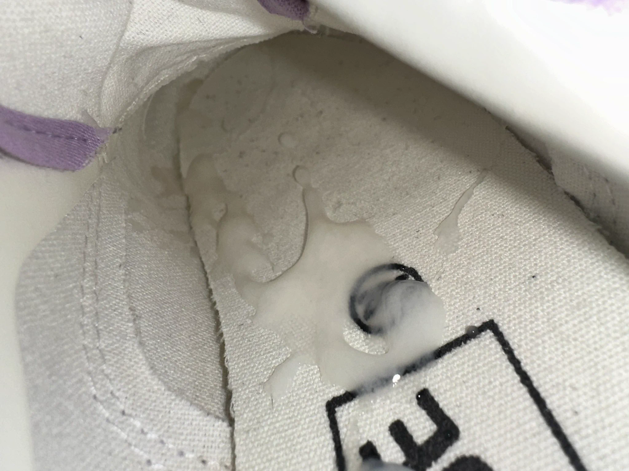 还是喜欢青春洋溢高中生风格 在学校穿了一天，课间跑步肯定也出了很多汗，青春期脚汗和洗衣液的香味混合到一起的臭鞋子 就成了同好们的飞机杯咯 #扫楼射鞋 #原味 #恋足 https://t.co/tOh2zVnrpR