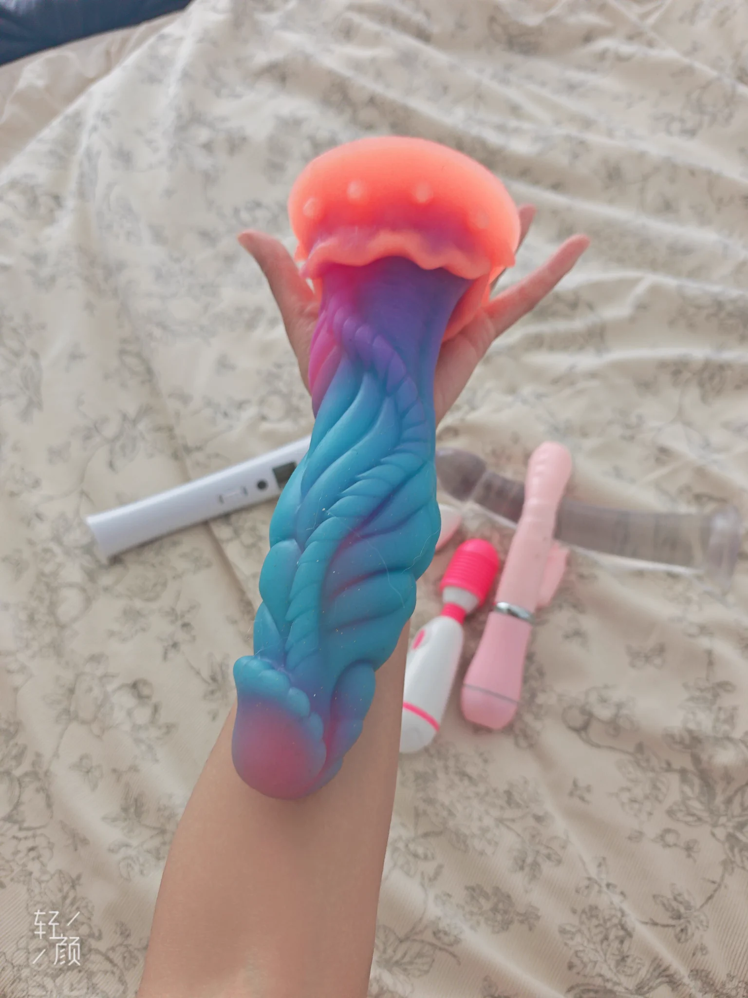 嘻嘻，昨晚自慰完忘记给你们拍我的小玩具了，只顾着自己爽了我是全职妈妈，老公做工程的，一年在家的时间可能就两个月吧，我自己在家带娃 https://t.co/ILDT9Ro2h4