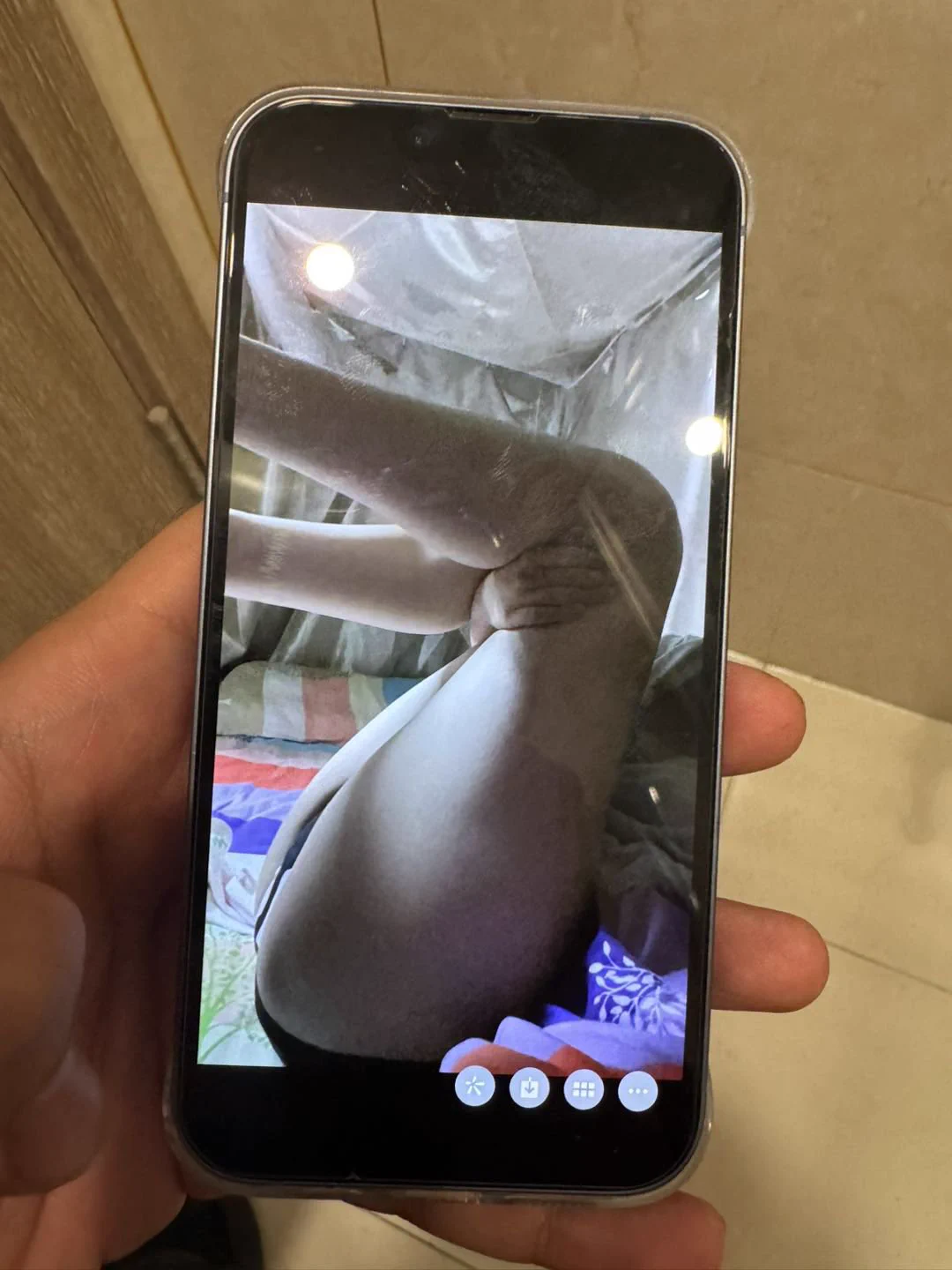和兄弟喝酒通宵上网后，偷看他手机看见他女友发骚给他发裸照，殊不知她在跟她对象好兄弟聊骚！真的好刺激，有同样经历偷看到哥们和他对象 聊天记录裸照的可以来交流一下！ 还有更多露脸视频照片可以互换！@007share @006share @tbzt2024 @wqganenshi_ #母狗曝光 #兄弟媳妇 #宿舍暴露 #曝光投稿 https://t.co/JLo7NPEVuI