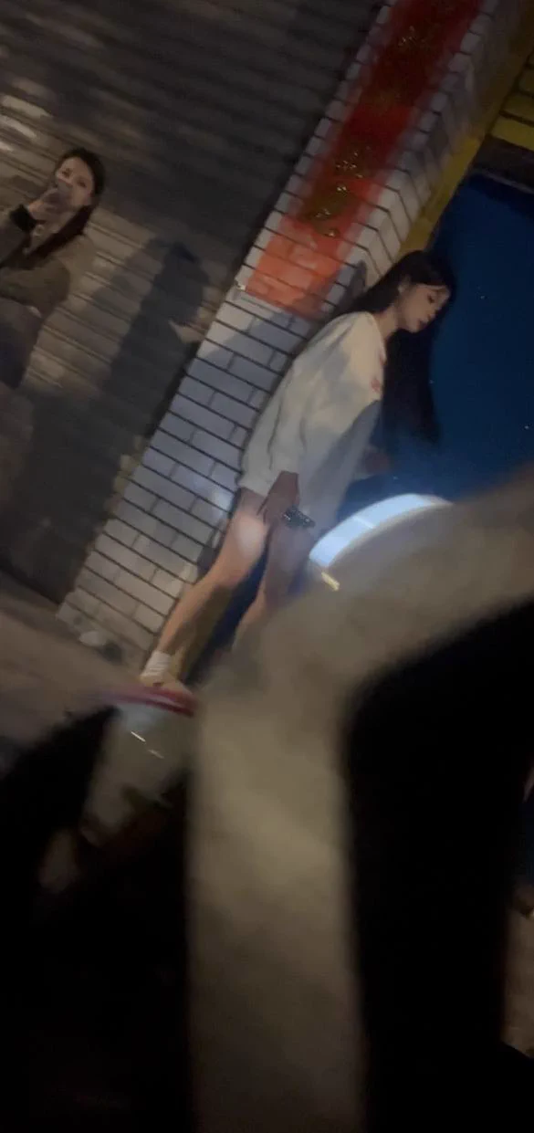失业女青年站街讨生活，如果不是生活所迫，谁愿意出来 #站街 https://t.co/esRKzCsWTG