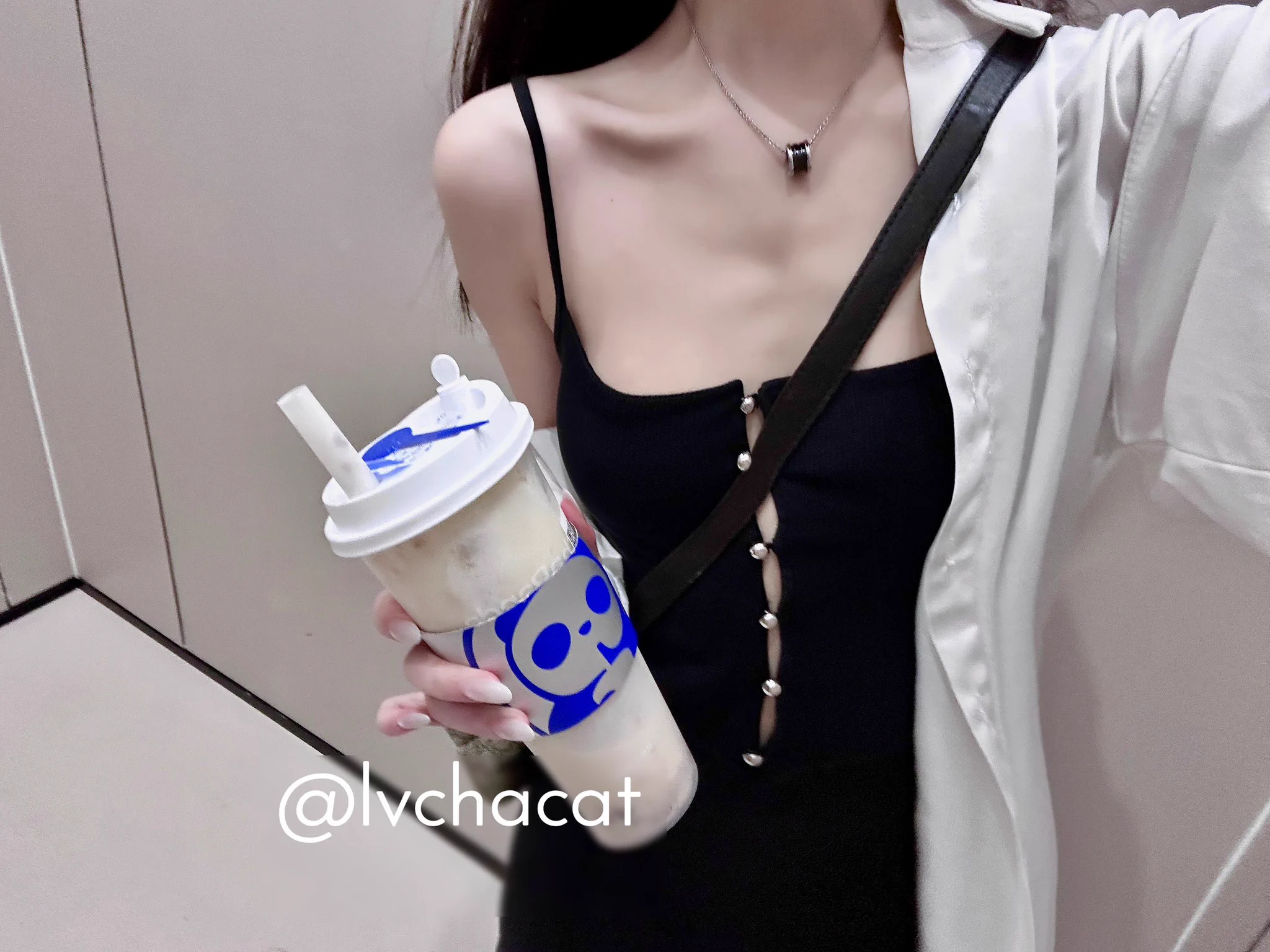 路人怎么会想到，刚刚在电梯里还穿着整齐的女孩，一出电梯就露出奶子给人看呢@luchu888 https://t.co/9Y43BVNtSX
