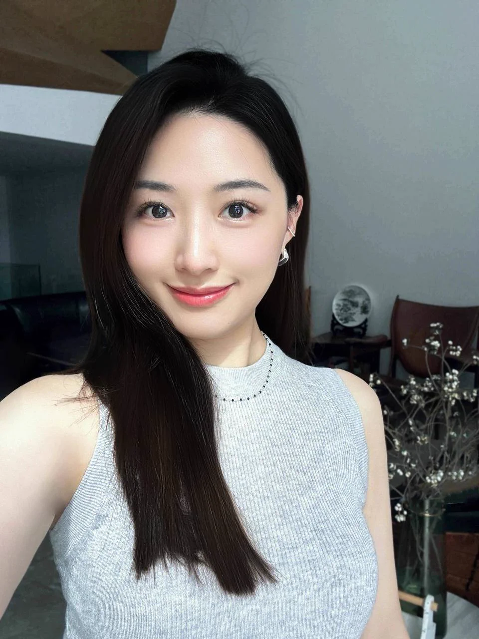 夏夜闷得慌，纱帘总被风掀开。您修电表时落下的螺丝刀还在茶几上，灯光映得金属发烫。方才瞧见您衬衫领子歪了，指尖痒得厉害。蝉鸣太吵，心跳更吵。王哥，今晚的茉莉香得缠人，像您每次路过时带起的晚风。要不要…来坐坐？冰镇杨梅还沁着水珠呢。❤️ https://t.co/TWTkgByVw5