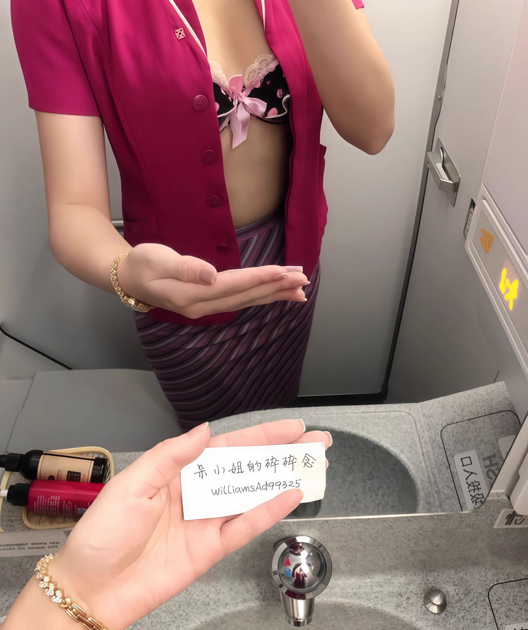 乘客们应该想不到，刚才给他们发晚饭的空姐，正在洗手间里脱了内裤拍照…而且正在期待晚上发生点什么～ https://t.co/lsc5EYJJ5x