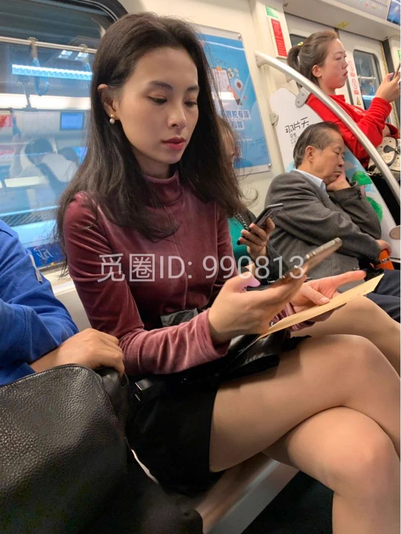 绝美肉丝骚妇被痴汉盯着#人妻少妇 #丝袜腿 #街拍美女 https://t.co/yk8t4rAIvn