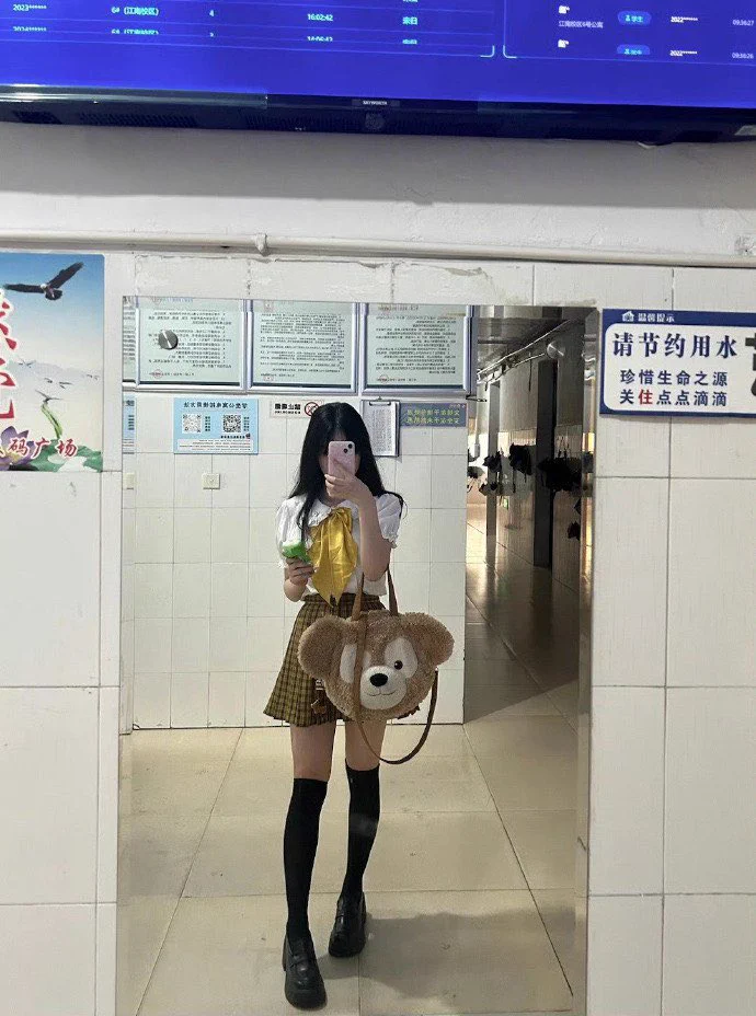 还是清纯点好看～嘻嘻😜 https://t.co/6mgOEnAWMo