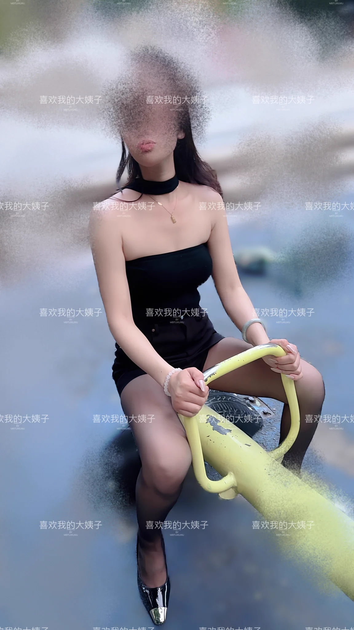 加班了，刚到家看到老婆还有大姐在带孩子玩呢(家里有我妈下午给送的菜，所以今晚不用做饭)我想说的不是这个，想说的是大姐今天的打扮让我看了就想操她，这女人味太足了吧，老婆穿衣就有点中规中矩咯 https://t.co/DclRLhdsTh