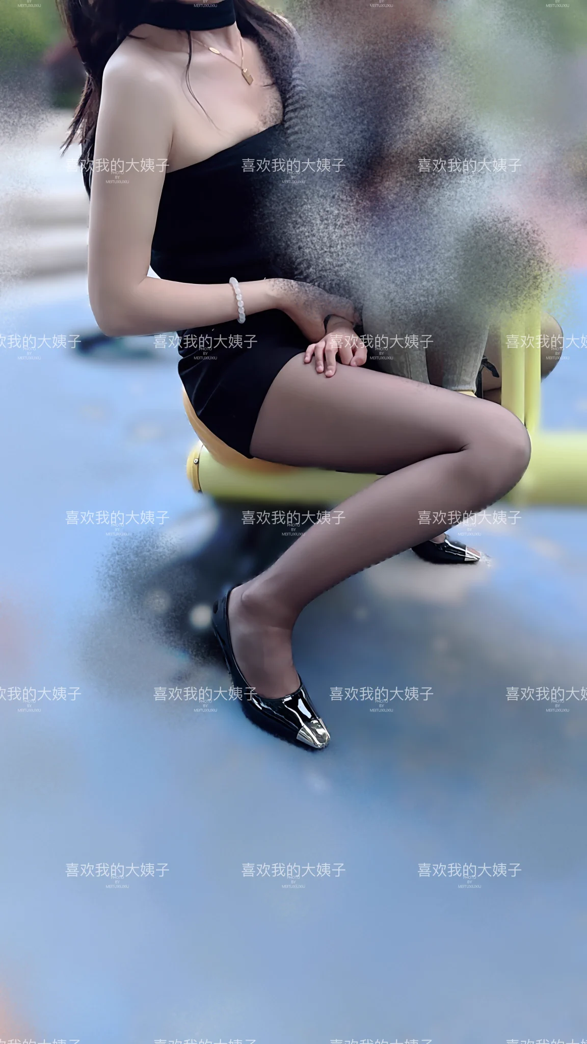 加班了，刚到家看到老婆还有大姐在带孩子玩呢(家里有我妈下午给送的菜，所以今晚不用做饭)我想说的不是这个，想说的是大姐今天的打扮让我看了就想操她，这女人味太足了吧，老婆穿衣就有点中规中矩咯 https://t.co/DclRLhdsTh