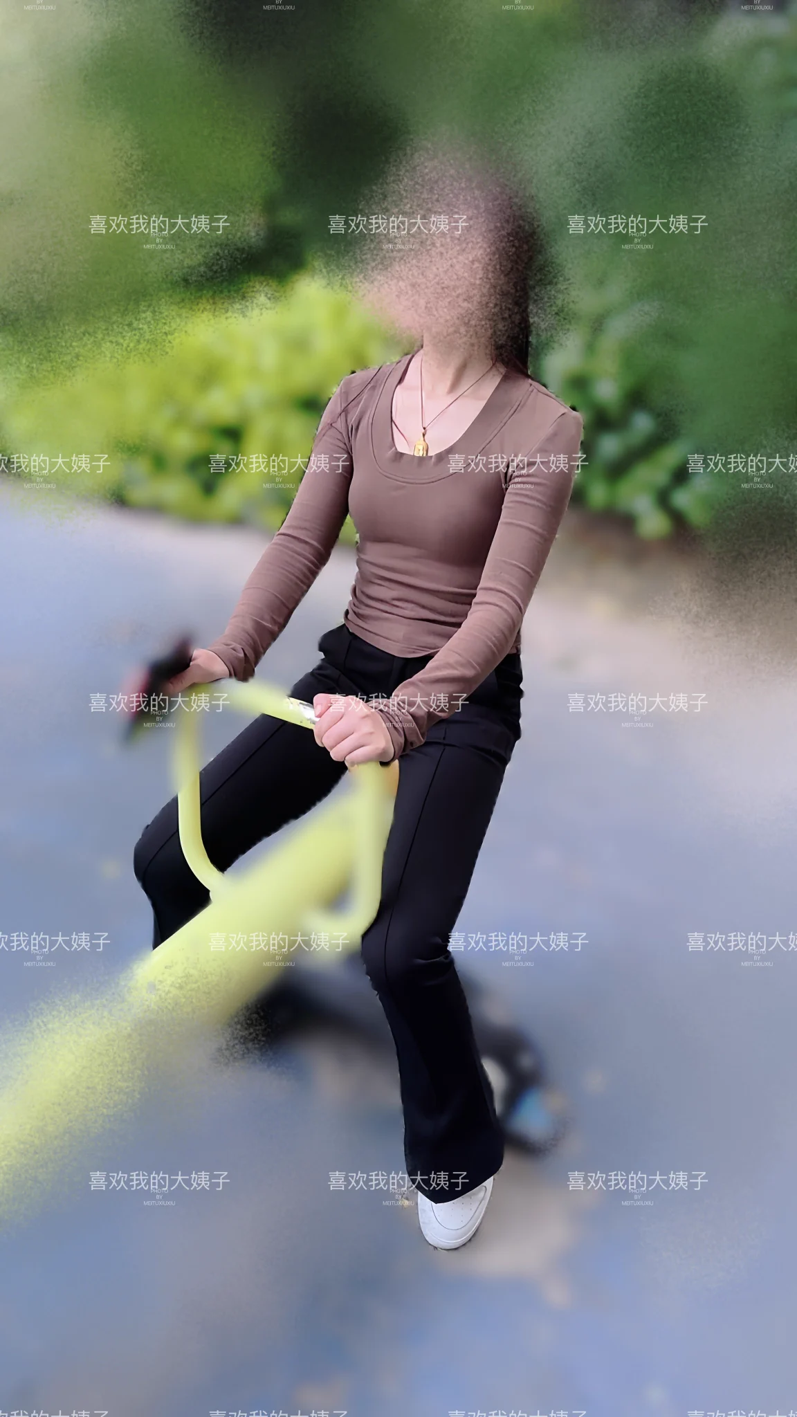 加班了，刚到家看到老婆还有大姐在带孩子玩呢(家里有我妈下午给送的菜，所以今晚不用做饭)我想说的不是这个，想说的是大姐今天的打扮让我看了就想操她，这女人味太足了吧，老婆穿衣就有点中规中矩咯 https://t.co/DclRLhdsTh