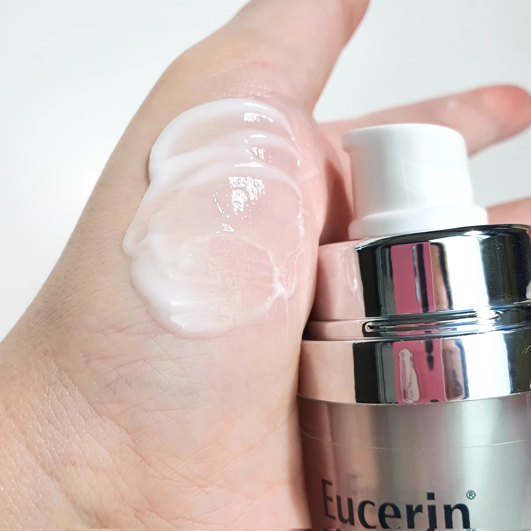 Eucerin คือเกิดมาเพื่อชั้นเว่อ ถูกกับผิวไปหมด ใช้อะไรก็ดี ล่าสุดลองเซรั่ม EPICELLINE® เซรั่มลดริ้วรอยตัวดังของปีนี้เลย อมก มาก ผิวละเอียด โกลว์สวย อิ่มฟูสุดๆ หน้างี้เด้งนุ่มสู้มือมากด้วย ฟินนนน ช่วยลดเลือนริ้วรอยให้ผิวอ่อนเยาว์ ใครชอบทำหัตถการให้ผิวดูเด็กตลอด แนะนำใช้ตัวนี้ควบคู่ไปด้วยคือเริ่ดมาก