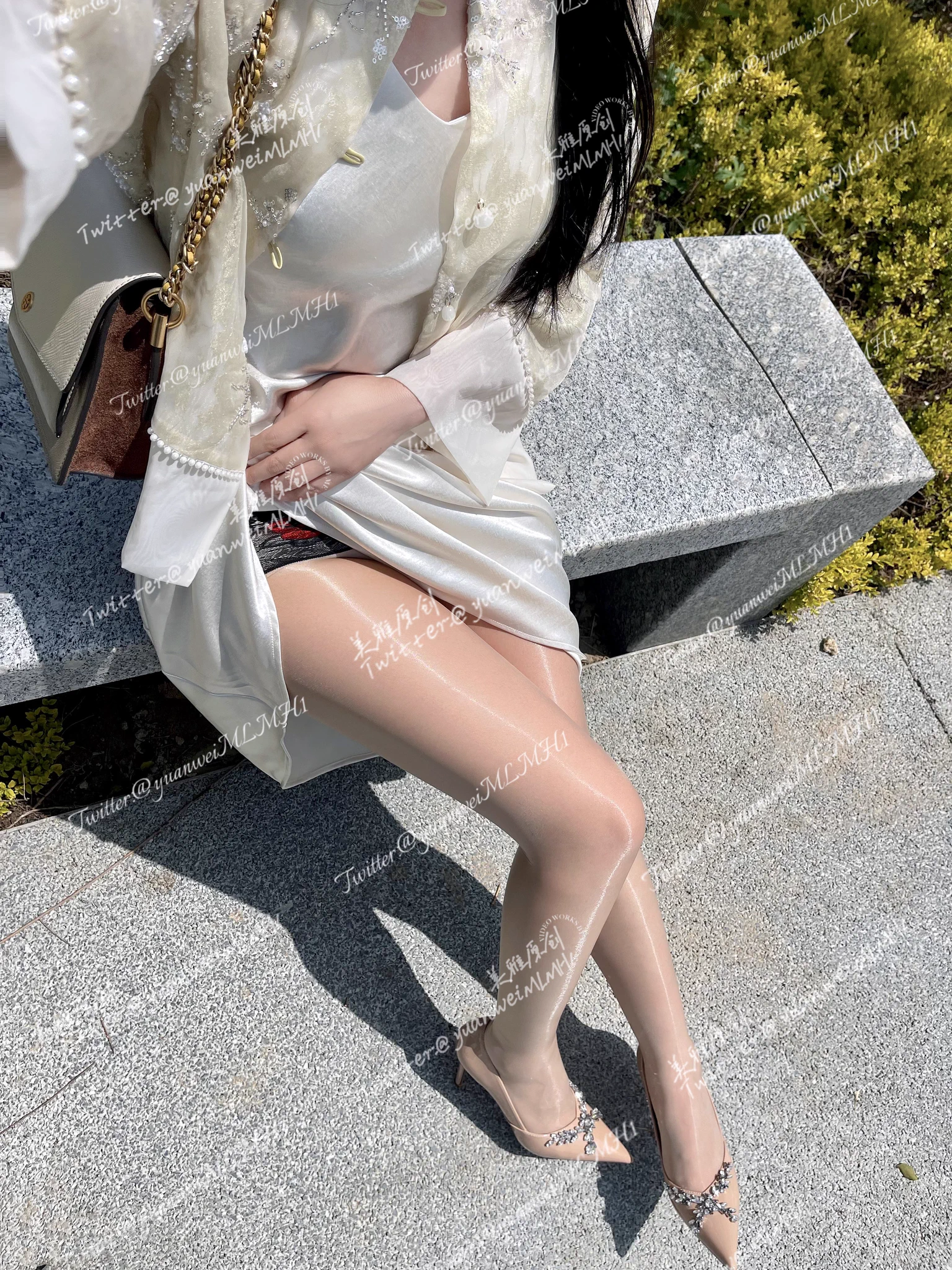 夏天穿漆皮高跟鞋出门真的很焐JIO，感觉都能倒出水来了……回到家换下来这股酸味…. https://t.co/XK3s5hLDJJ