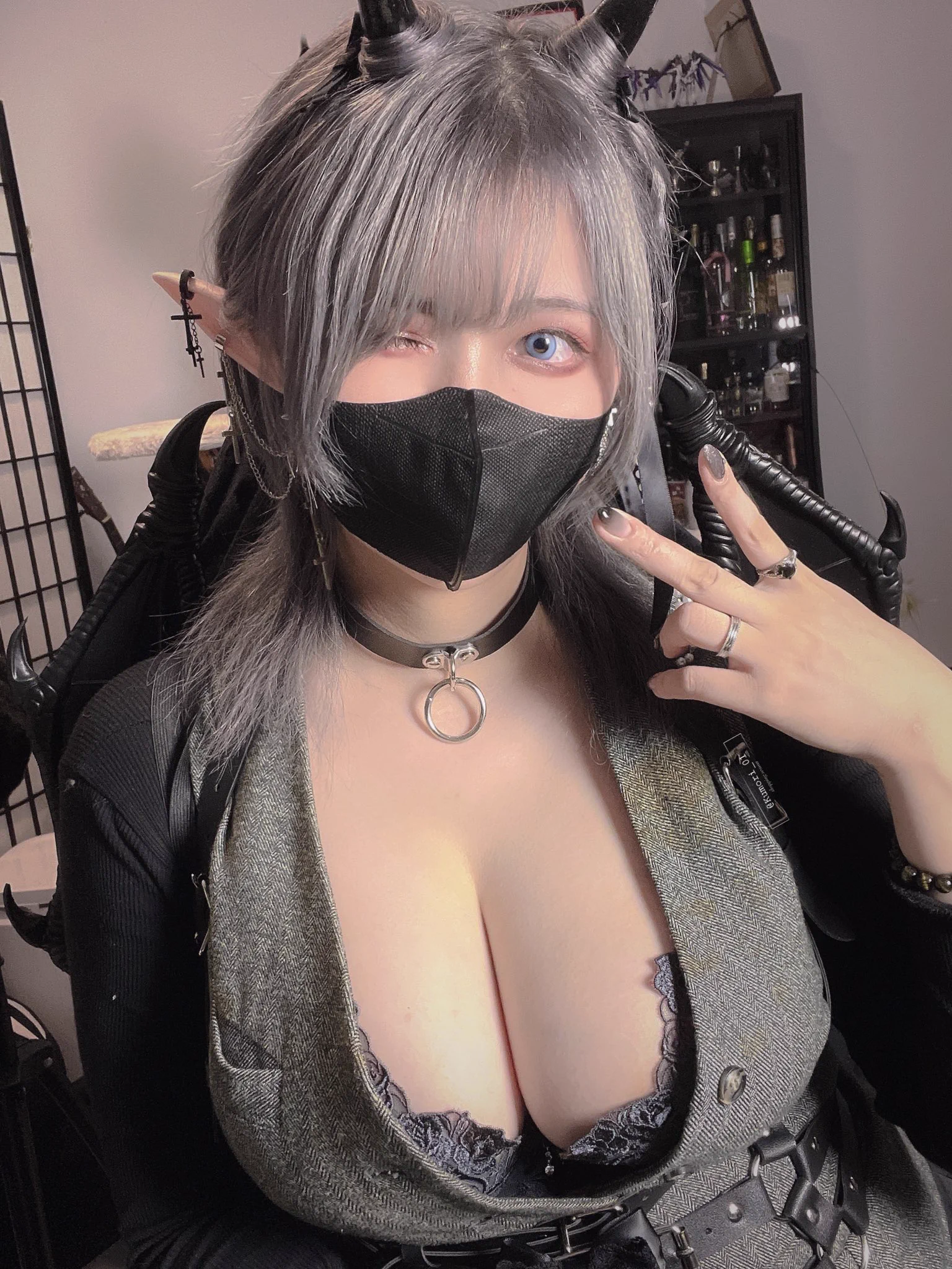 出門囉今天Cosplay的是Kumori的V皮✧*｡٩(ˊᗜˋ*)و✧*｡好期待跟酒曇們見面呀₍⁠₍⁠ ⁠◝⁠(⁠　ﾟ⁠∀⁠ ﾟ⁠ ⁠)⁠◟⁠ ⁠⁾⁠⁾ https://t.co/DLGgFk7pph