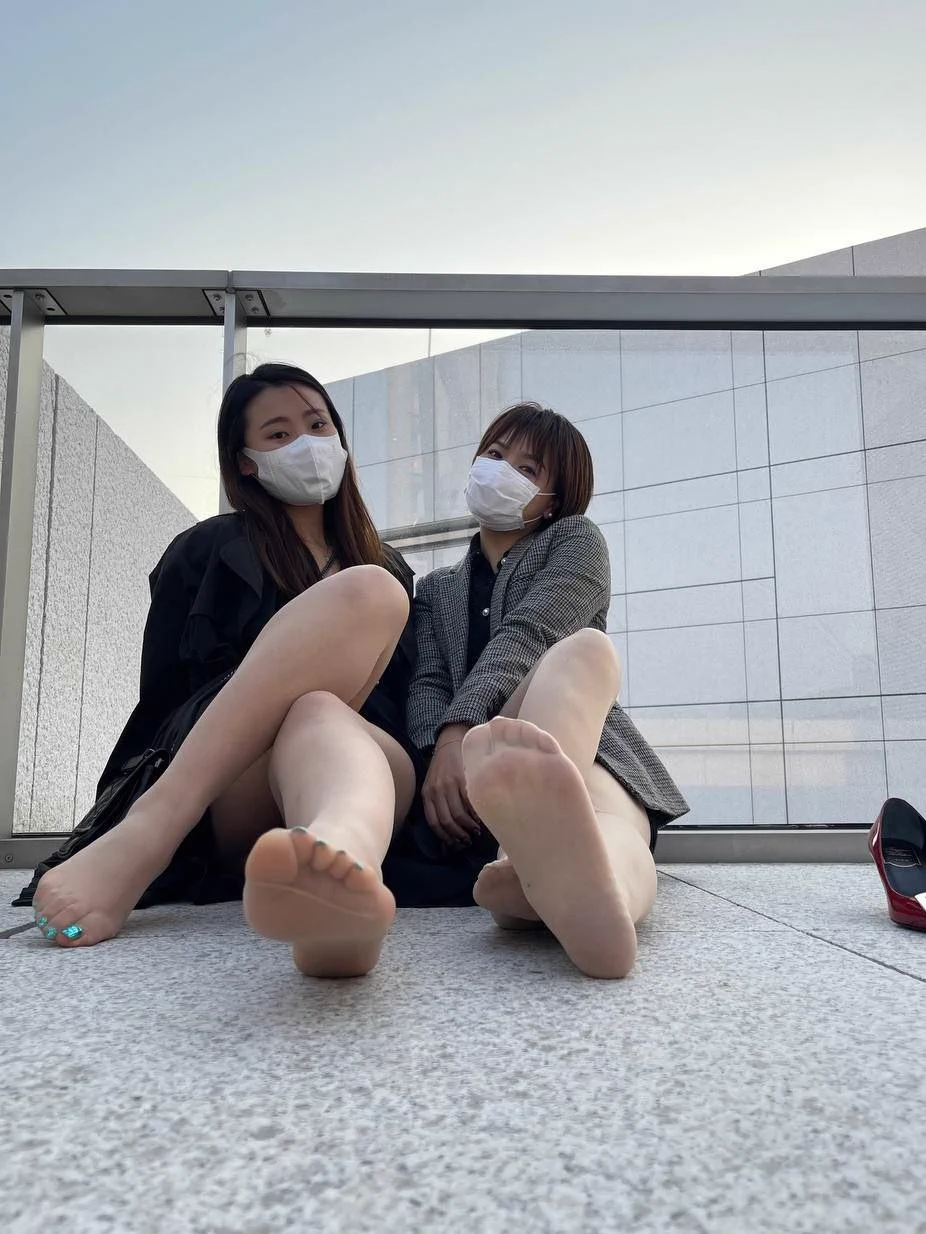 终于说服闺蜜 让她也漏出了一次 她说这种感觉前所未有 旗袍太薄了，奶头全都漏出来了 #露出 #旗袍 https://t.co/3e9TpBP1XH