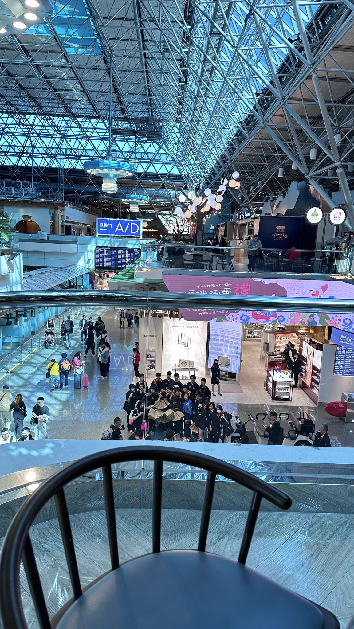 等待航機的人潮好多前有對面旅客後有店員和客人🫣偷偷的露出 還好沒人看到😬對面直接一望無際限時機場捕捉 捉到去廁所領獎勵🤫#主人的任务 #露出 #機場 #限時 @tbzt2024 @wqganenshi_ @007share @luchu66666666 https://t.co/pw3Jkf2rtO