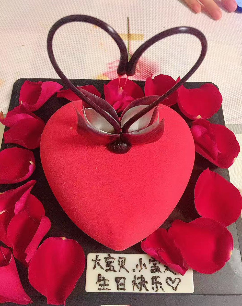 上次一家人一起🎂还是5年前，我们在老去，孩子在独立。多巴胺、内啡肽在持续。谢谢！🙏 https://t.co/NLzkC6PEtI