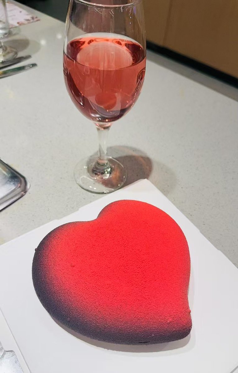 上次一家人一起🎂还是5年前，我们在老去，孩子在独立。多巴胺、内啡肽在持续。谢谢！🙏 https://t.co/NLzkC6PEtI