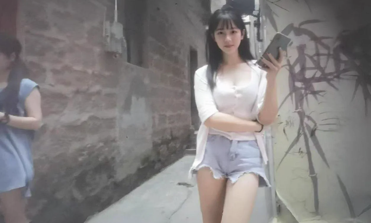 #三亚 #天涯区  天涯区椰风巷 走进巷子就能看到，身材不是很好，不要抱有太大期望，附近的巷子里多逛逛，能发现其他惊喜 https://t.co/le594LHA6m