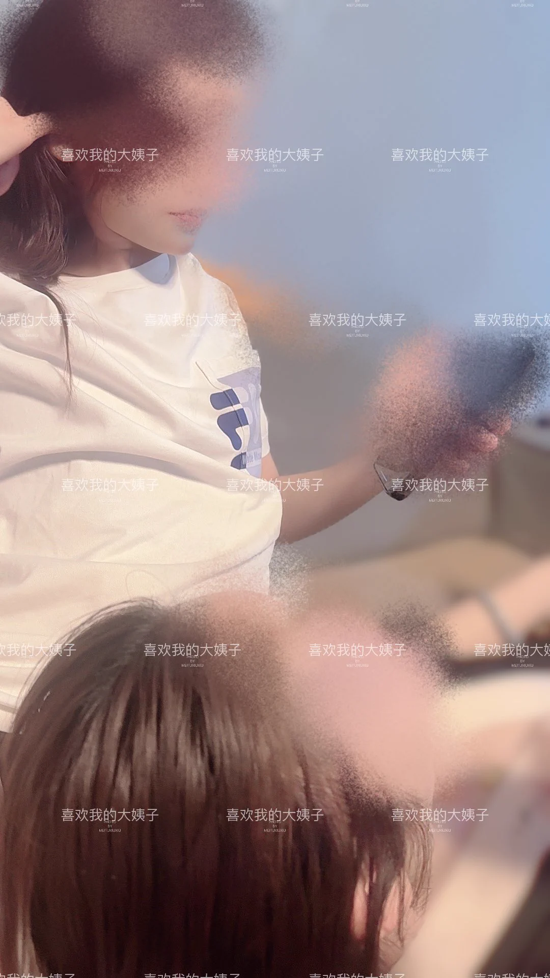 姐妹俩都洗好澡了，闲话家常呢老婆腿搭我腿上的，大姐头枕在老婆腿上面的，一开始没有枕着，大姐说坐着累，就直接睡老婆腿上了现在的情况是，老婆不知道我知道姐妹俩互舔了 https://t.co/wYYstIFJiL