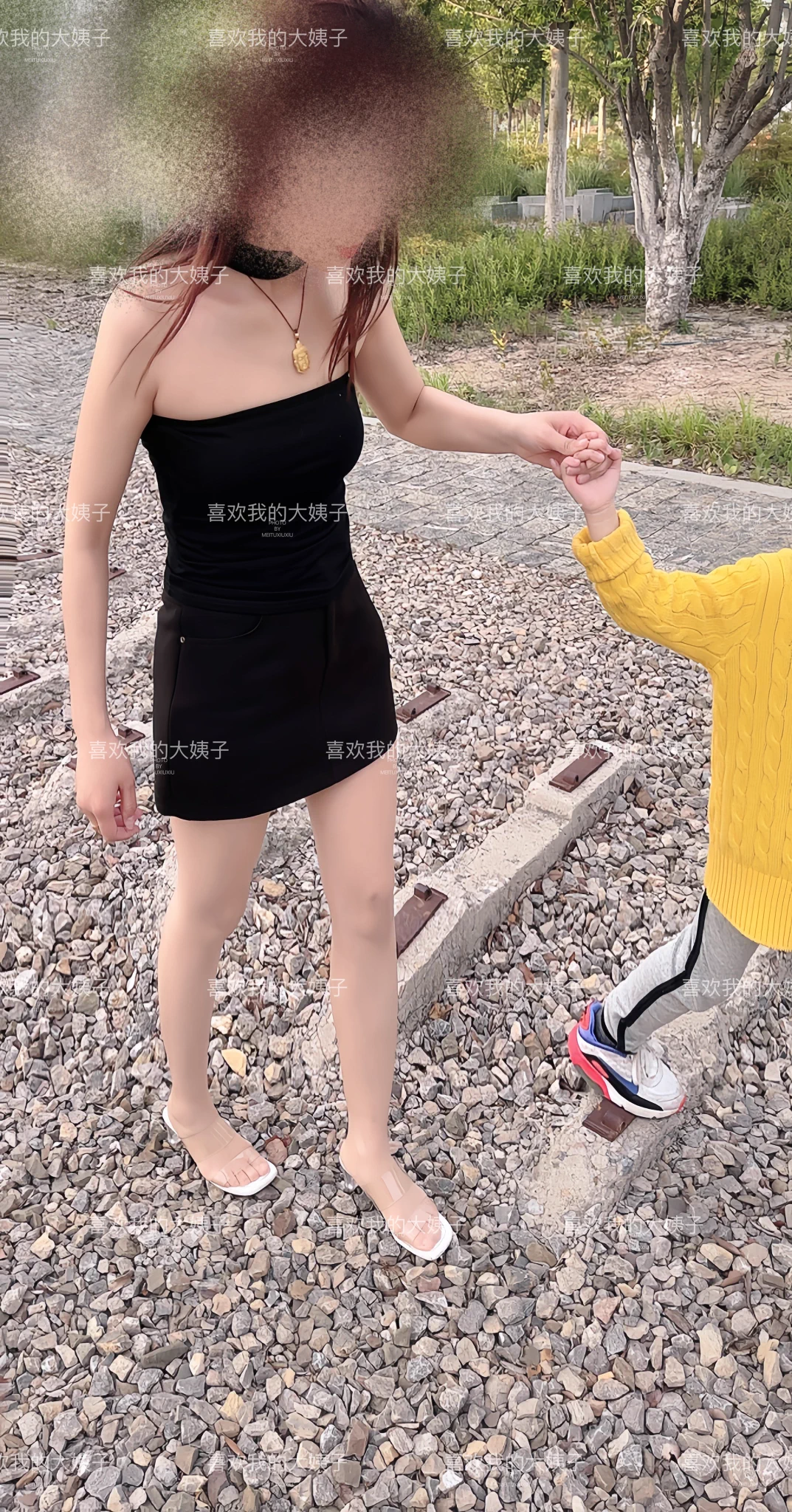 下午好兄弟们，下班回家了，来找老婆了老婆在公园里和教练给孩子沟通学习轮滑的事情呢，老婆问我要不要给孩子报名学学，就当玩了，我说可以呀正好随手拍拍老婆，没见大姐，应该还没到家吧，老婆这身打扮，妥妥的娇妻少妇即视感，明天休息不上班，和朋友约好了，你们懂得😁 https://t.co/fcsUXRvTZe
