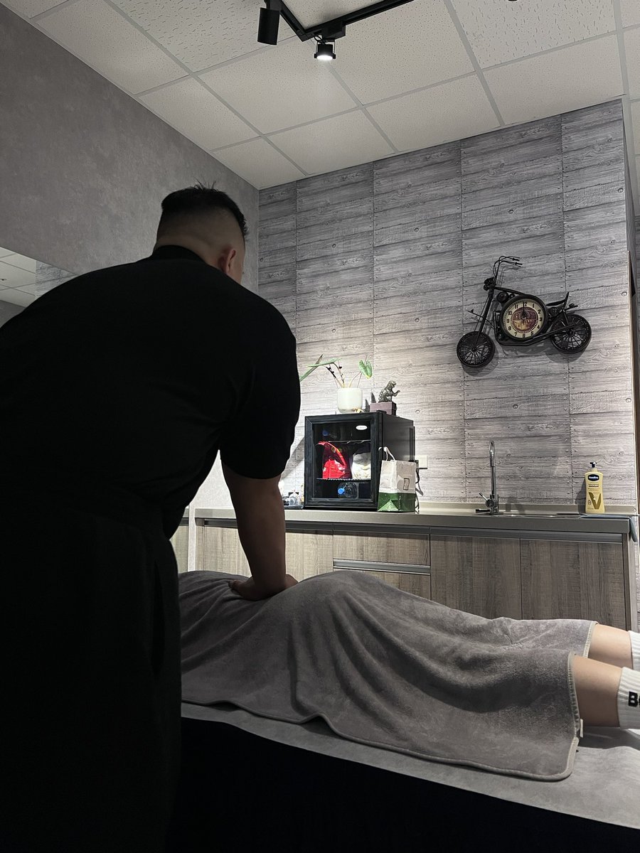 第一次放鬆很驚很慌
但不得不說原本肩膀痠痛的地方
好像突然就不痛了🥹

然後這個亮點…. https://t.co/wxU5bAPfrb