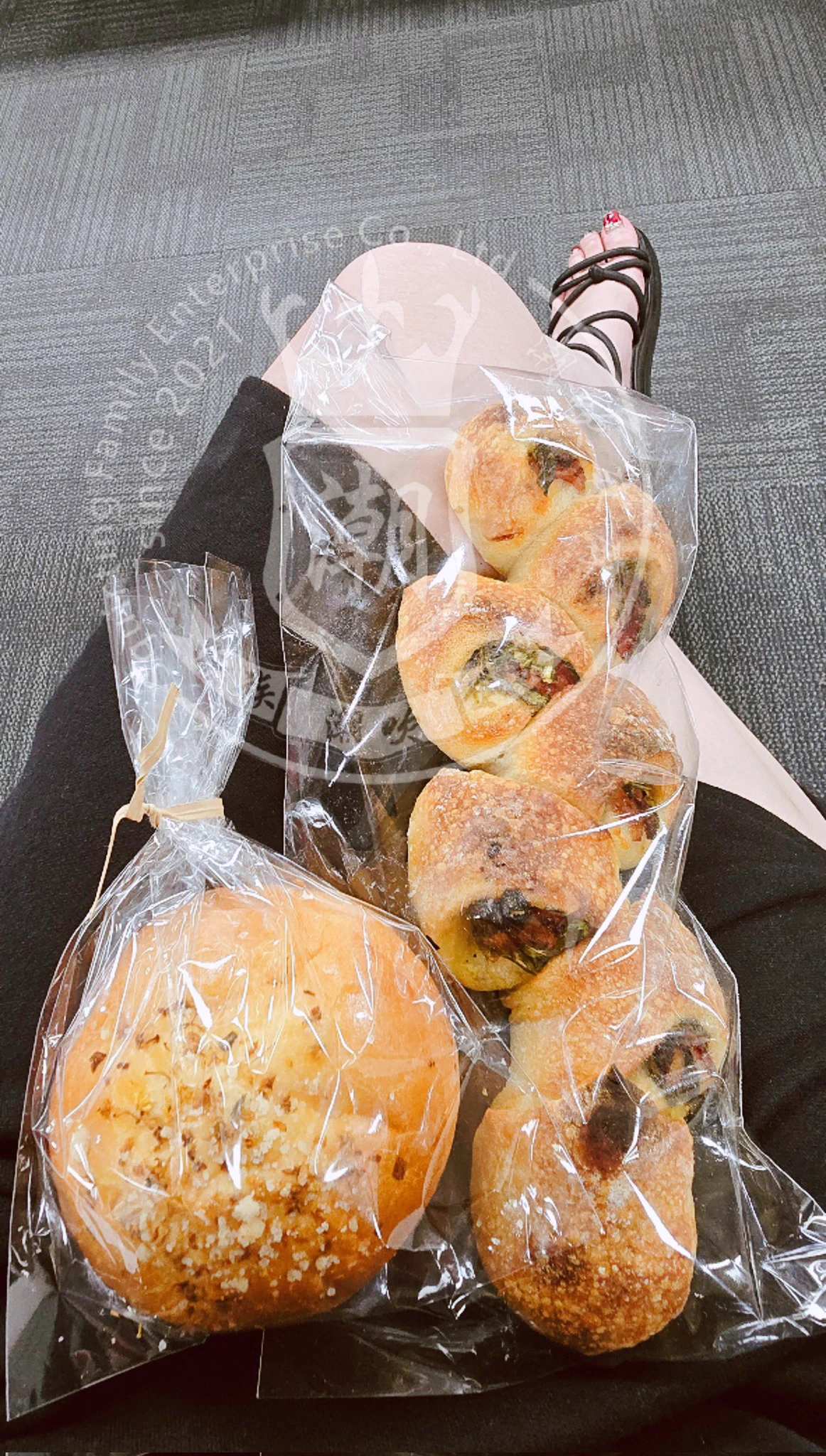 感謝麵店老闆特地買店附近很有名的麵包給我帶回家，聊著聊著，老闆突然~~：什麼時候搬來台北？：別叫她來，我會很累，每天被她叫喝酒笑爛欸！是多怕！-某桌客人打開冰箱說看到Vodka我：我愛tequila開啟“下次帶你夜店喝酒”的橋樑麵上桌前還一起玩積木疊疊樂就這樣，多了三個可愛的酒友？😆 https://t.co/zut4egGRSB