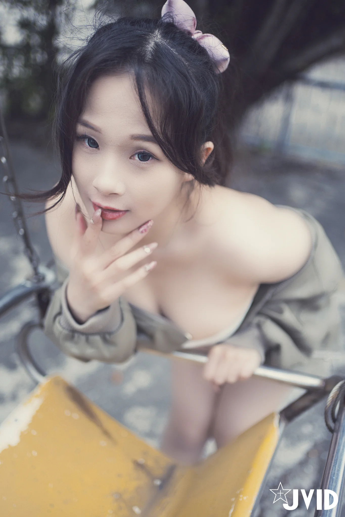 ☆熱門解鎖★【婕咪跡證採集現行犯🔞追捕色情狂中還趁機被129P猥褻】熱鬧的遊樂園裡，女警婕咪混在人群中，數日前，有多名女性報案，指控一名男子在園區內進行猥褻行為，這天，婕咪終於鎖定目標。她不動聲色地跟在男子身後，穿梭於旋轉木馬與棉花糖攤位之間，正義，也許會遲到，但絕不會缺席。創作者：@LEEHI010、@Qing_Qing_Fei模特兒：@juicejame30#JVID