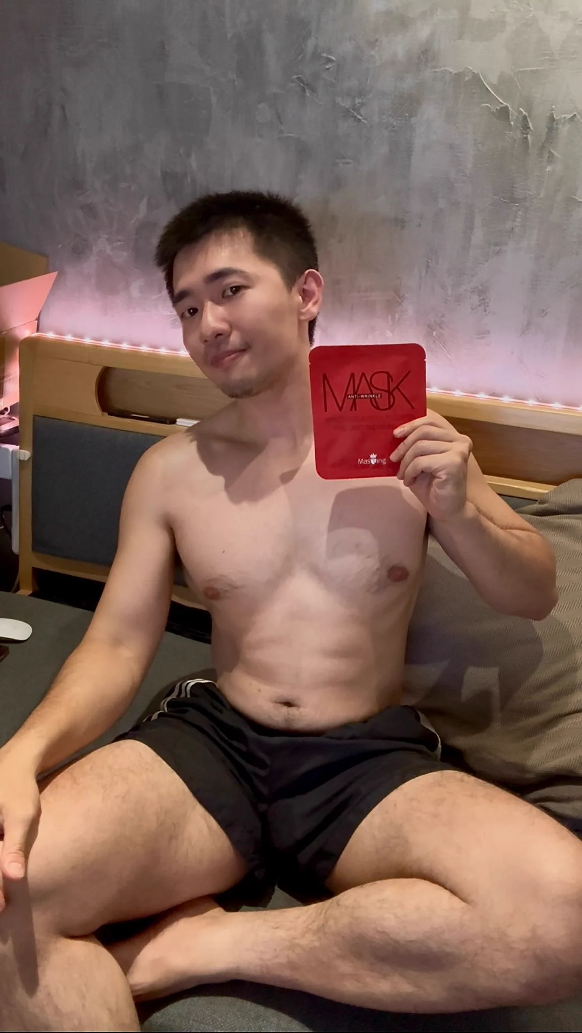 人生第一次敷面膜！好酷的感覺😊 健身的大家平時有在保養嗎？這次榮幸收到 MASKING的邀請體驗他們的面膜面膜非常水潤舒適，敷上去冰冰涼涼的，很適合夏天！服貼度也很棒！拿下面膜後，皮膚感覺非常保濕，也很滑嫩，跟我兒子皮膚差不多（？）裡面也有好多款針對不同問題修復，歡迎大家買來體驗！廠商這裡也提供荒爸專屬優惠連結檔期在 4/28-5/12 優惠連結：https://t.co/PQ72LURj3h跟爸爸一起保養水水🤩🤩🤩