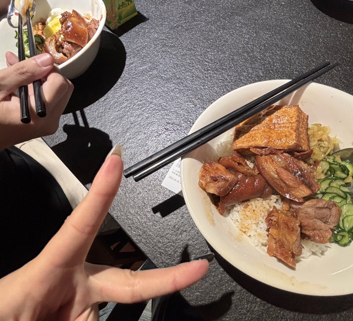 今天是庫洛洛@Kuroroii 

謝謝帶社恐人我進去AWT晃ㄌ一下^.^✌️
（終於看到那塊煙霧瀰漫ㄉ扛棒ㄌ）
（但只有一下下就出來ㄌ 2ㄏ） https://t.co/82dIJcz2uZ