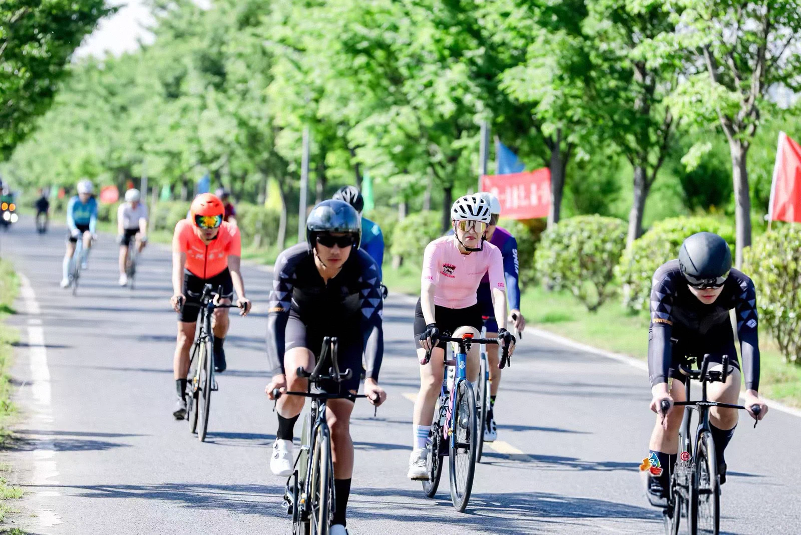 🚴‍♂️🌿 On April 26, the 2025 Yangtze River Delta Cycling Race (#Jingjiang stop) crossed the finish line at Xinqiao Yuyi Wetland Park in #Taizhou. Over 200 riders raced along lush wetlands and the majestic #YangtzeRiver, embracing speed, sunshine, and local Jingjiang flavors! #CyclingRace