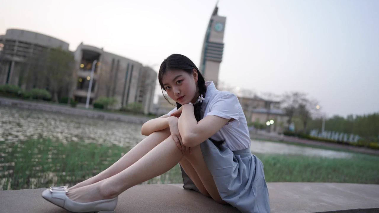 高颜值大学美女，大学期间与社会男友交往，被包养的她无条件顺从满足男友，与男友兄弟一起3P轰趴，逼嫩乳粉的她，被18CM大屌男友各种爆草内射，菊花也被一起开发……完整版资源【100P/17V/2.1G】已发群，群里搜索关键词#大学美女即可找到，唯一群链接在主页资料。温馨提示：入群请备好纸巾🧻。 https://t.co/kCeBrAmsGq