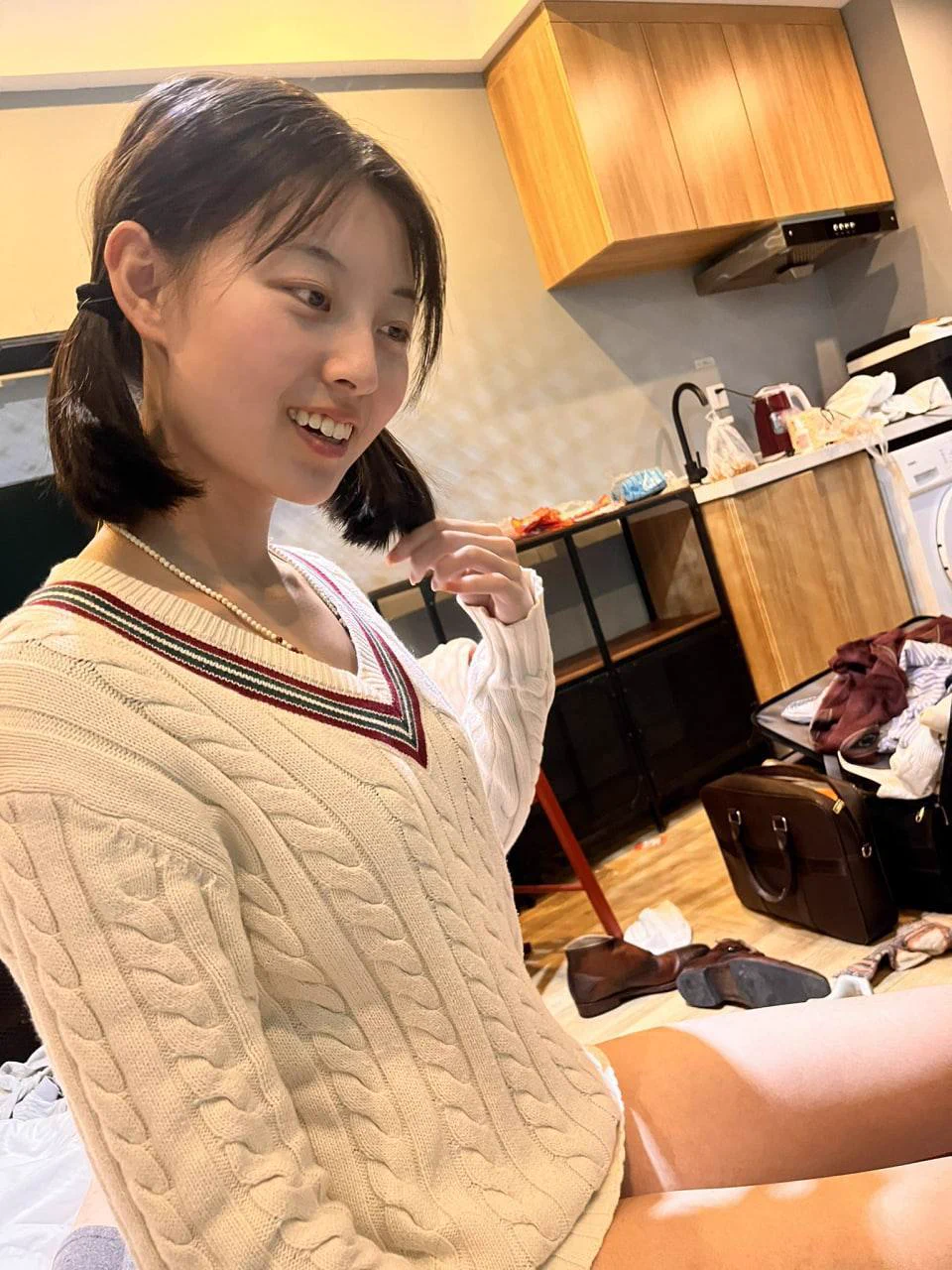 高颜值大学美女，大学期间与社会男友交往，被包养的她无条件顺从满足男友，与男友兄弟一起3P轰趴，逼嫩乳粉的她，被18CM大屌男友各种爆草内射，菊花也被一起开发……完整版资源【100P/17V/2.1G】已发群，群里搜索关键词#大学美女即可找到，唯一群链接在主页资料。温馨提示：入群请备好纸巾🧻。 https://t.co/kCeBrAmsGq