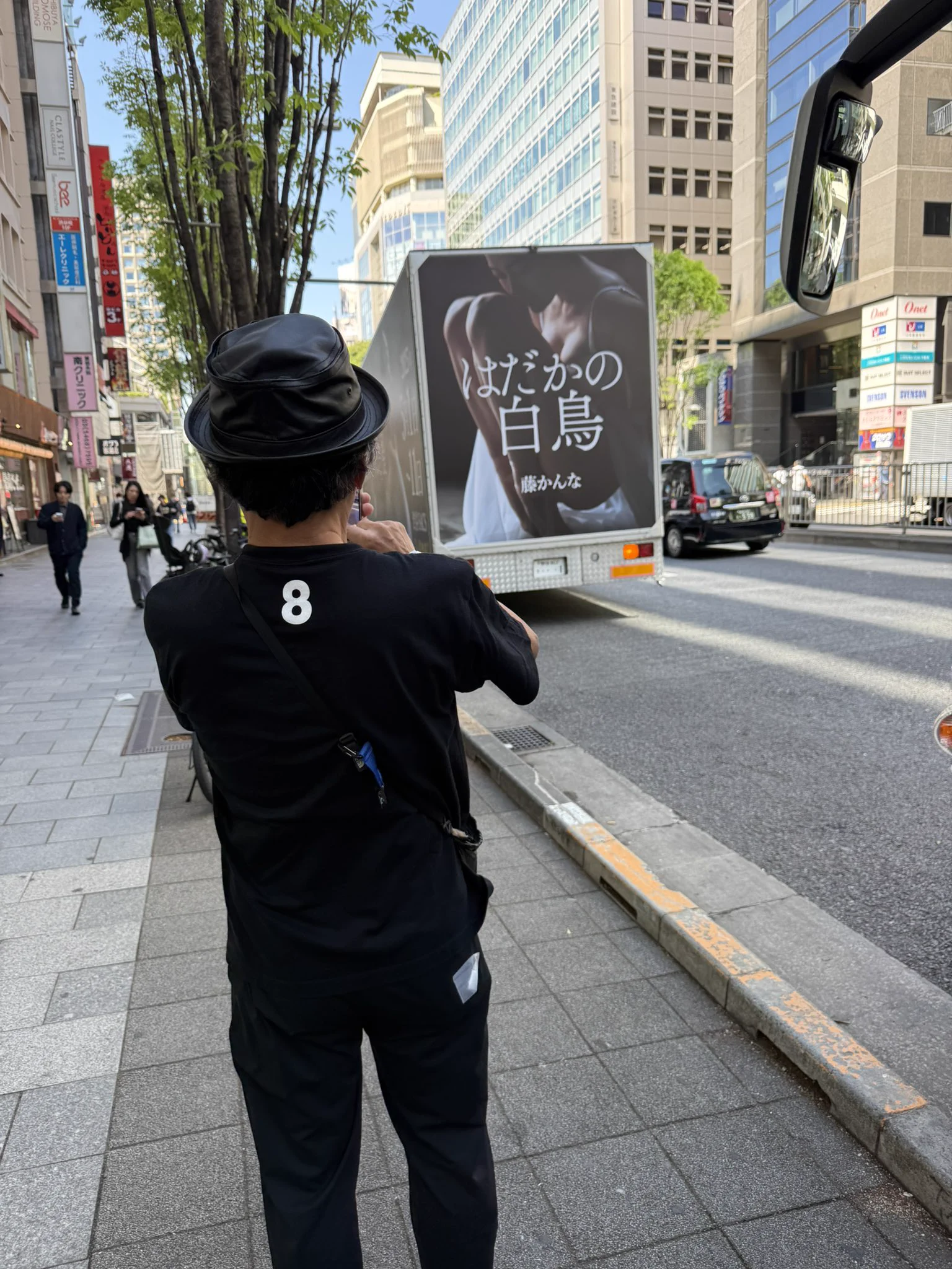 西田幸樹カメラマンとアドトラ。アドトラ大きい！乗ってみたい！#はだかの白鳥 #アドトラ写真大賞https://t.co/uVP54P55vp https://t.co/1LLq3cI2ZW